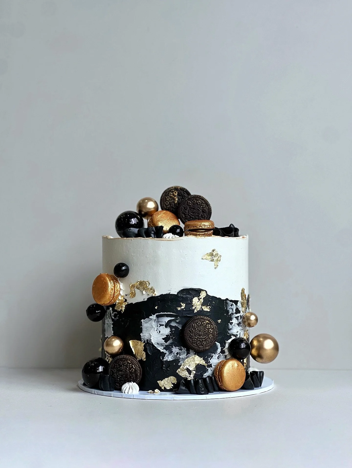 Because your cake should be as iconic as your event.
A blend of textures, gold leaf and luxurious flavours that steal the spotlight.
Our delicious crazy nuts flavour, combining dulce de leche and walnuts and that pinch of sea salt to bring it all tog