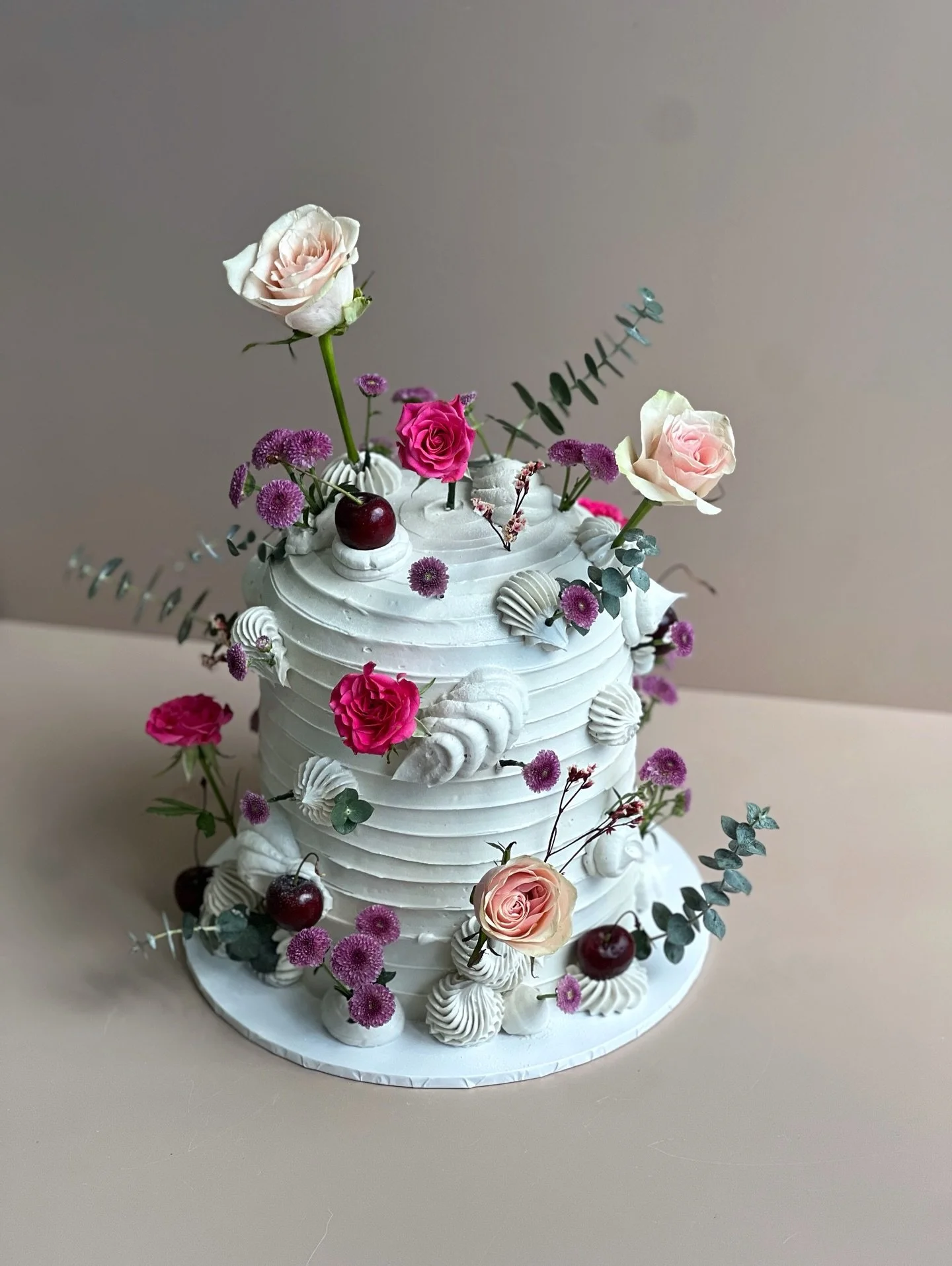 This cake deserves a thousand pictures. Like a fresh bouquet, colourful, feminine, and effortlessly beautiful. Inside, pure indulgence: rich chocolate cake layered with whipped white chocolate ganache and vibrant passionfruit curd.

Book yours now an