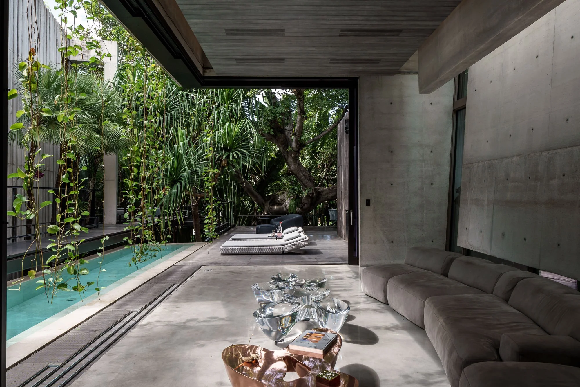 1005Rene_Gonzalez_Architect_©2021MichaelStavaridis.jpg