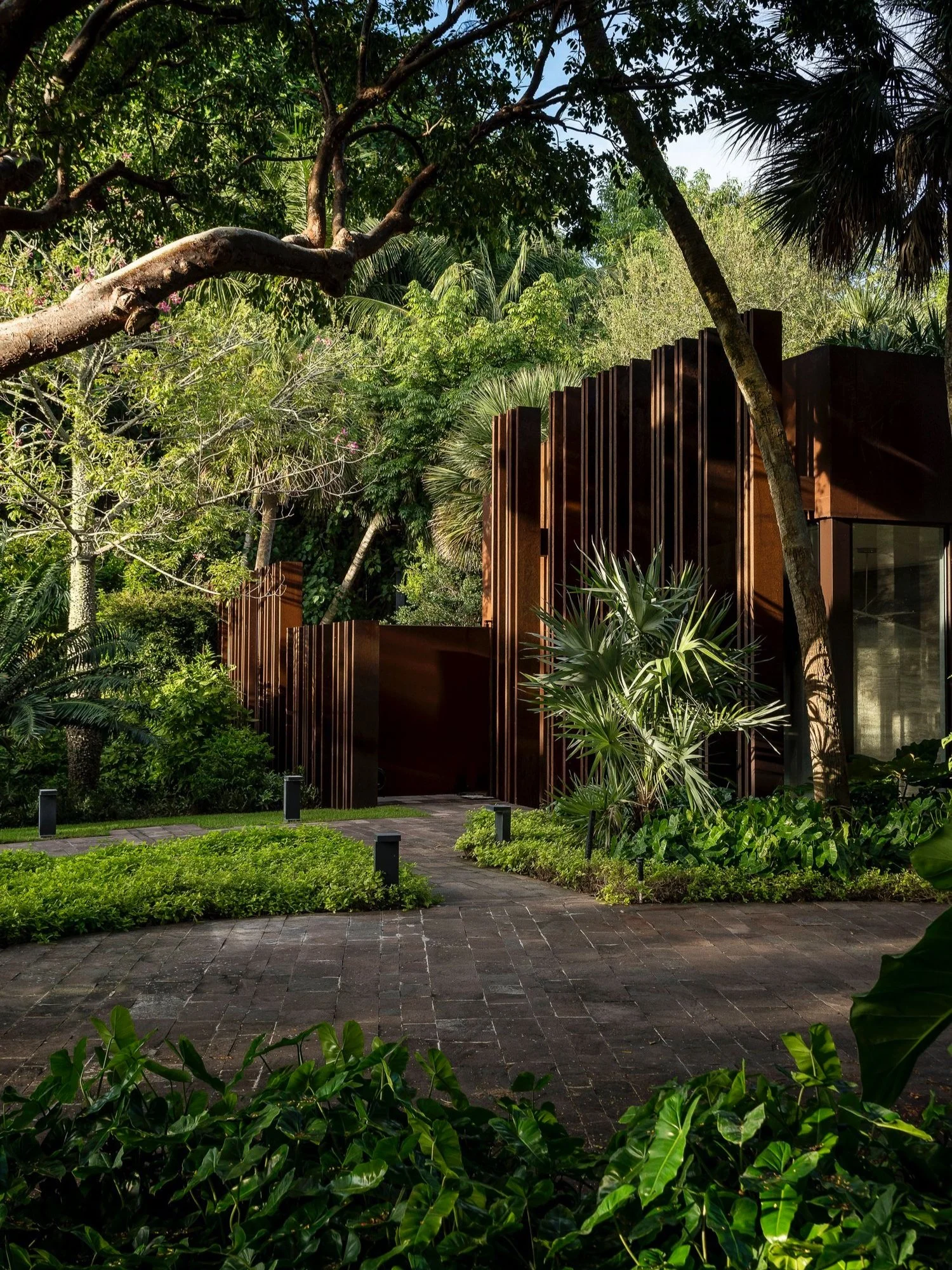 Rene Gonzalez Architect / Raymond Jungles