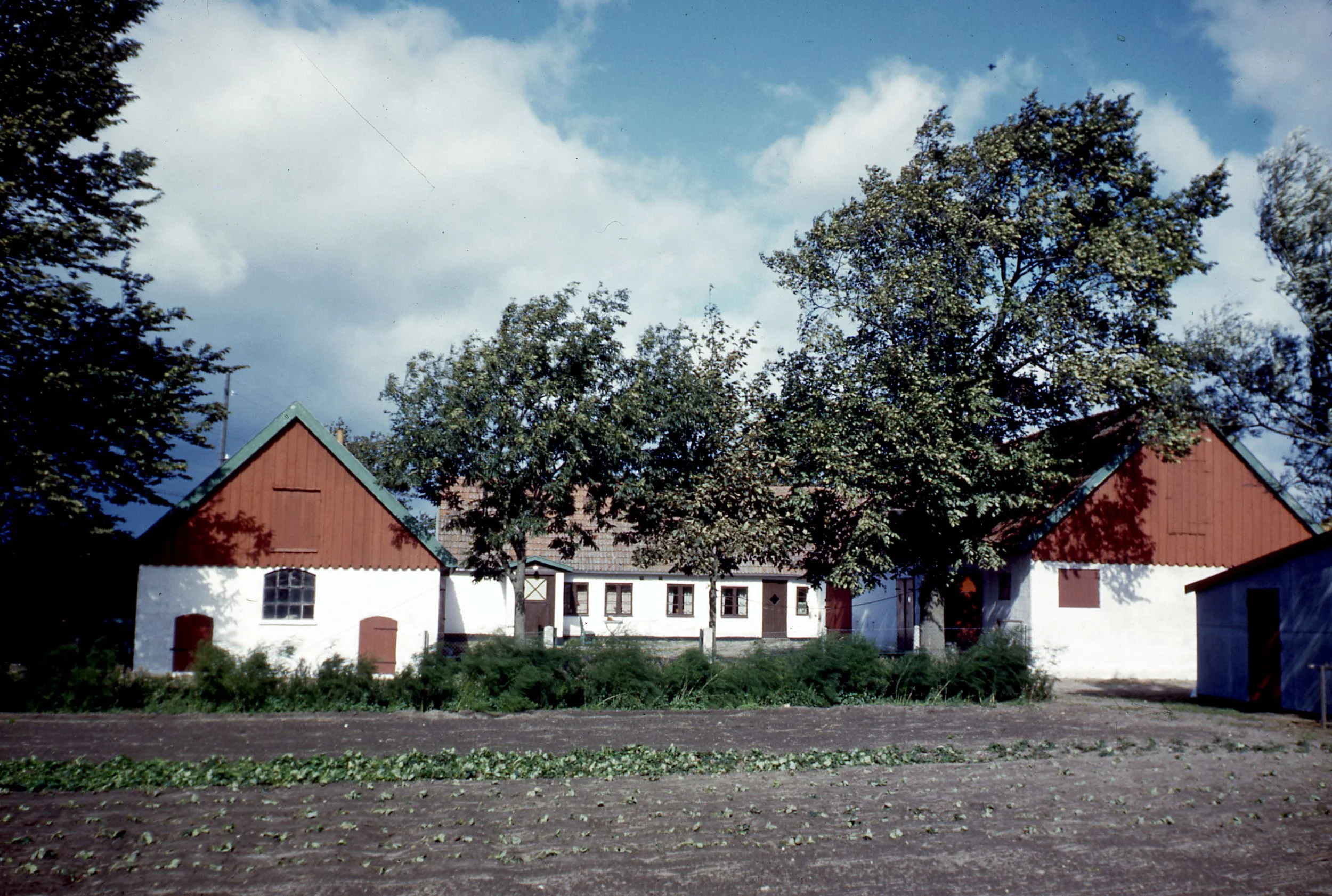 Traditional U-shaped country house, Sweden Photo: Robin Boyd, 1950 Housing  