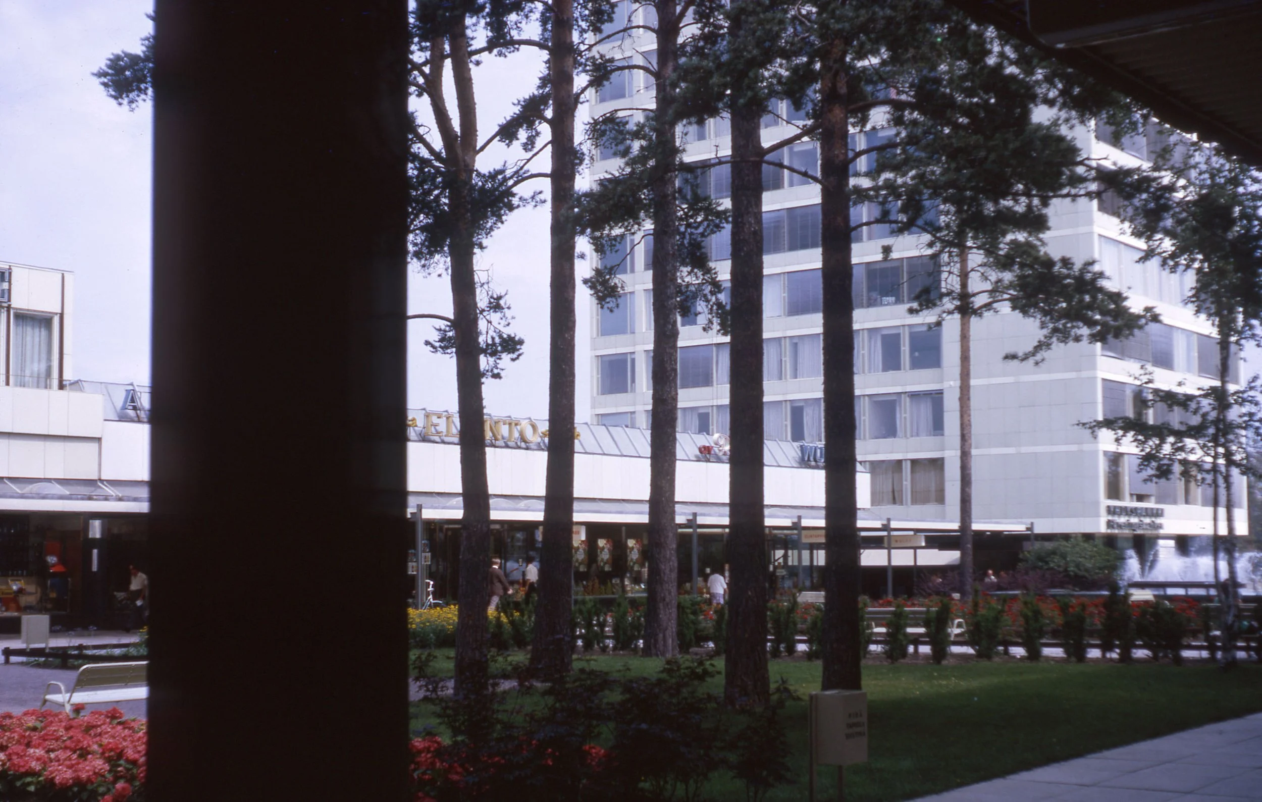Tapiola Central Tower, Tapiola, Finland (Aarne Ervi, 1961) Photo: Robin Boyd, 1964 Civic 