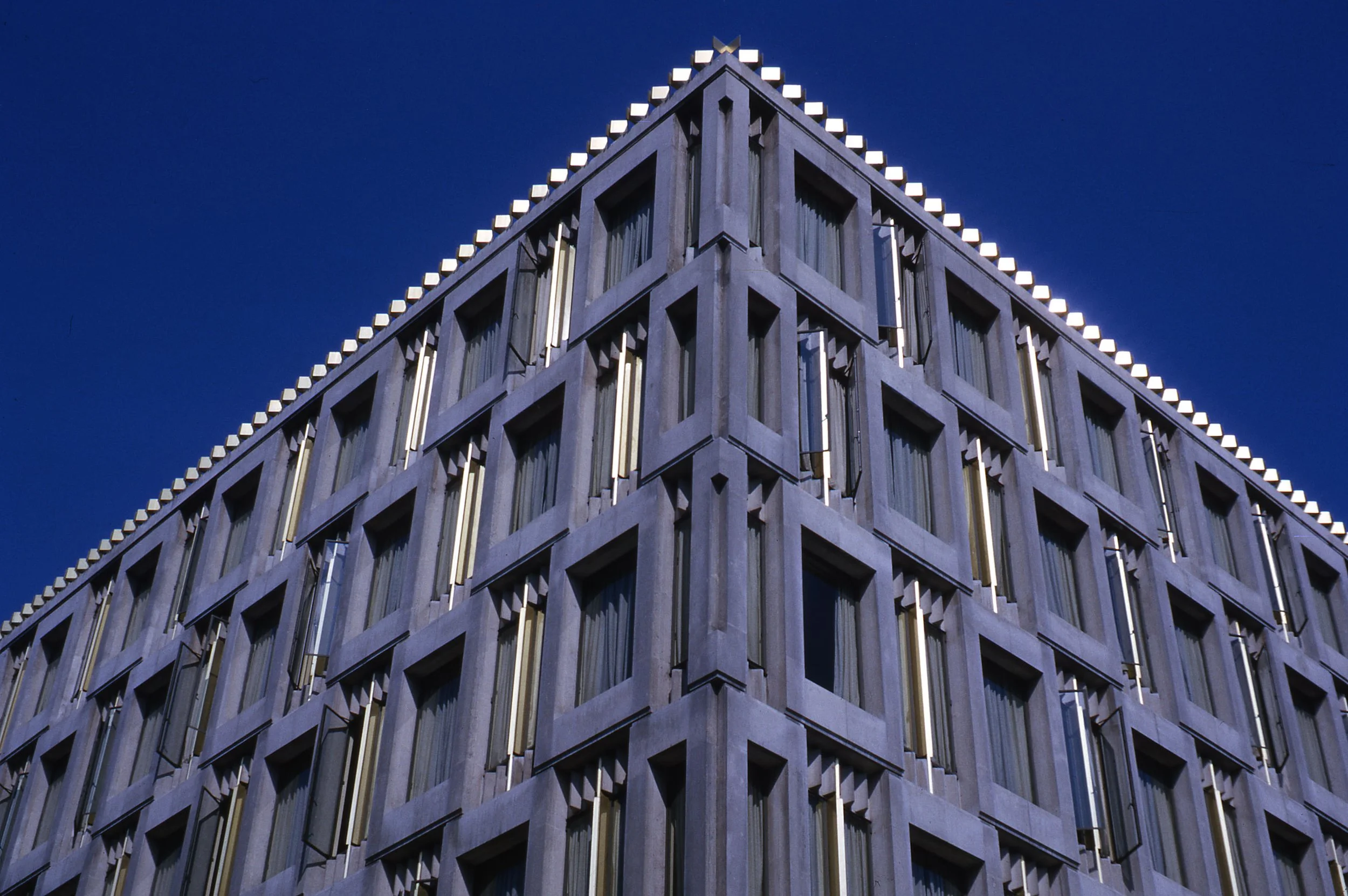 US Embassy Building, London, UK (Eero Saarinen, 1960) Photo: Robin Boyd, 1964 Overseas 
