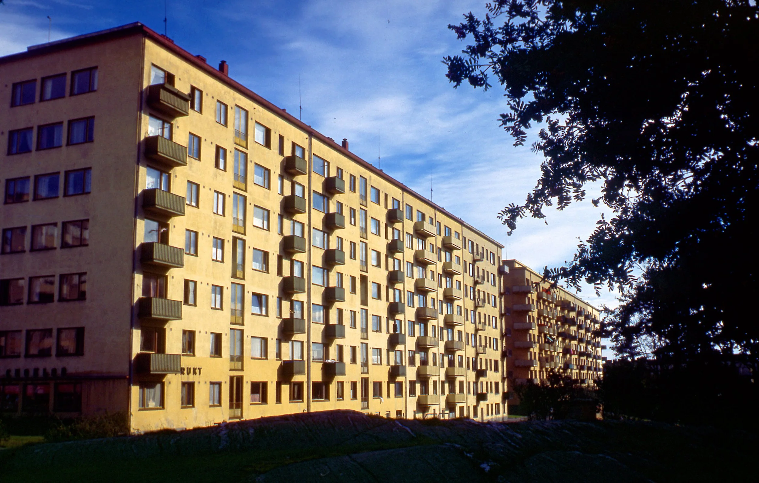 Flats, Gothenberg, Sweden (Uno Åhrén, 1937) Photo: Robin Boyd, 1950 Housing 