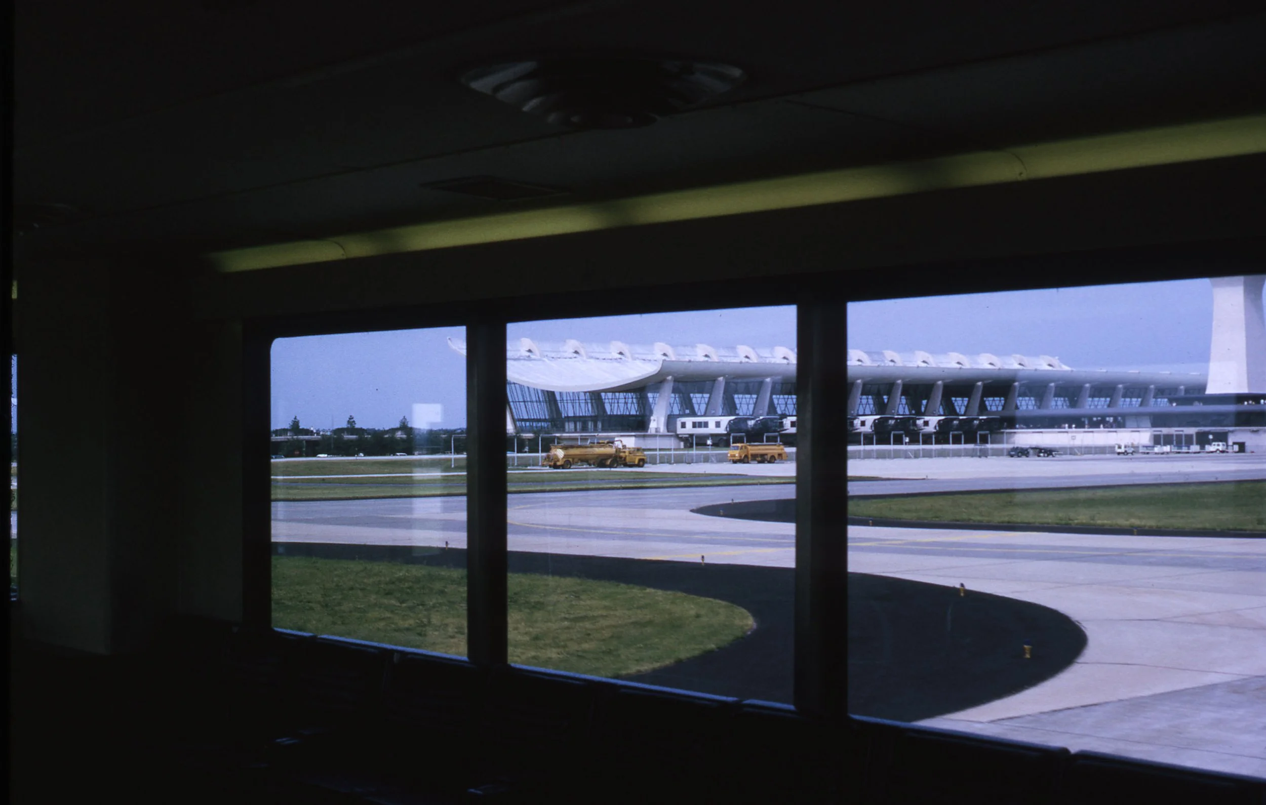 Dulles International Airport, Dulles,Virginia, USA (Eero Saarinen, 1962) Photo: Robin Boyd, 1969 Overseas 