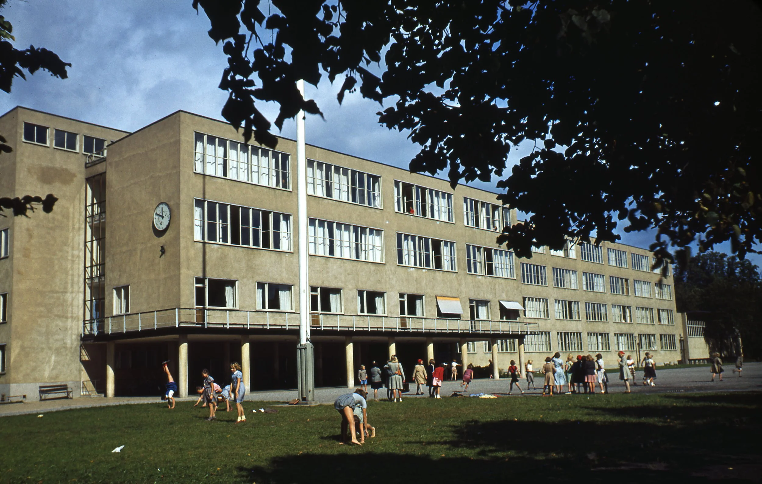 Sveaplan Gymnasium, Stockholm, Sweden (Nils Ahrbom and Helge Zimdahl, 1936) Photo: Robin Boyd, 1950 Civic 