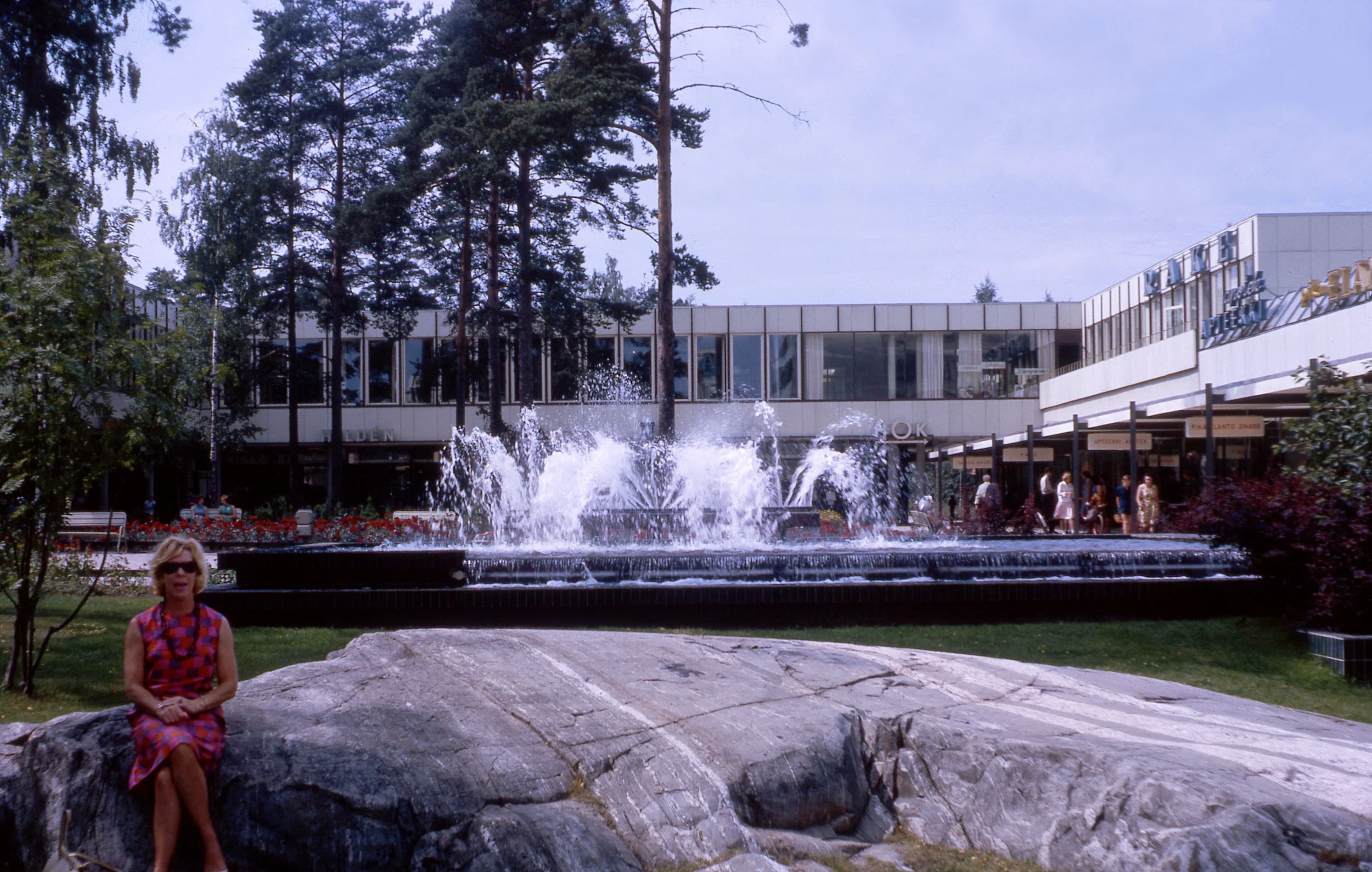 Tapiola Garden City Fountain, Tapiola, Finland Photo: Robin Boyd, 1964 Civic 