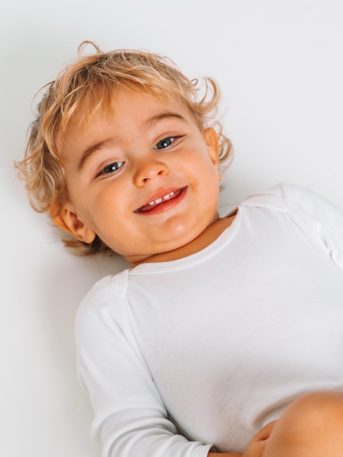 Ce sont les joues rondes qu&rsquo;on oublie en premier. 😯
Capturons-les avant qu&rsquo;elles disparaissent. 🥹💕

&mdash;&mdash;-

📸 Mes Petits Prodiges, photographe des enfants 

📍Studio dans la m&eacute;tropole Lilloise, &agrave; 15min de Lille 