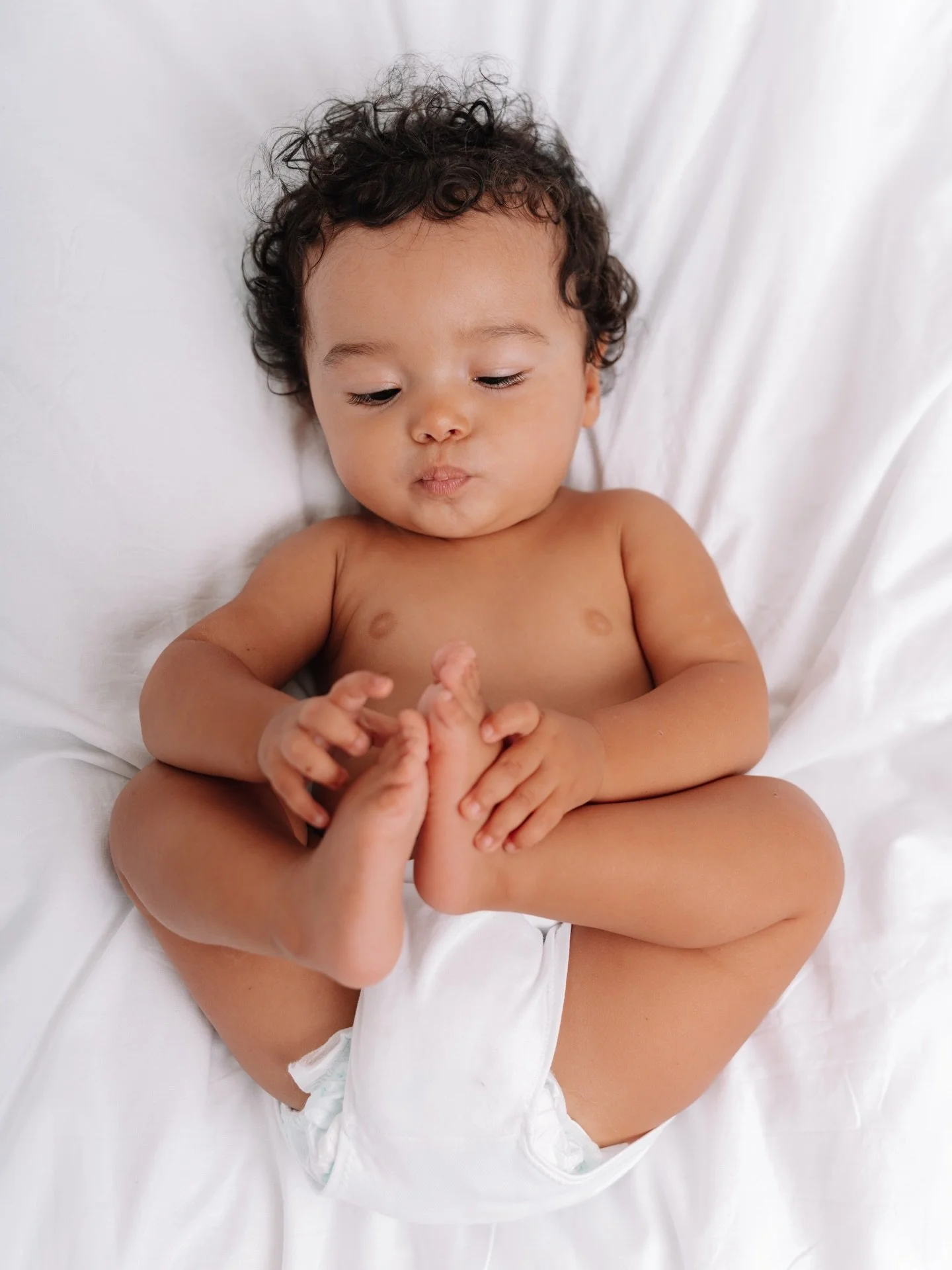 Il ne tiendra pas assis toute sa vie.

Dans quelques mois, il marchera.
Dans un an, il courra.
Dans trois, il ne voudra plus rester dans vos bras.

Entre 8 et 12 mois, il y a ce moment suspendu.
Les joues rondes. Les mains potel&eacute;es. Les premie