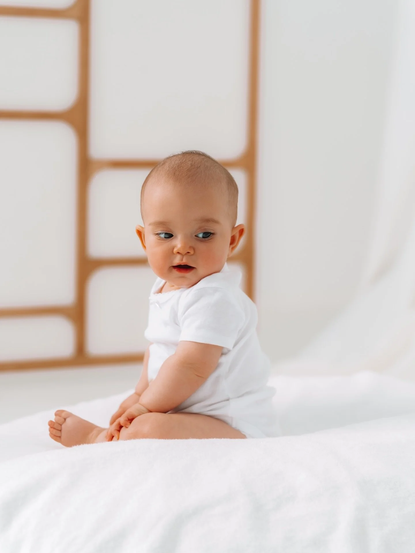 Photographier un enfant, ce n&rsquo;est pas seulement faire une jolie image.

C&rsquo;est essayer de capter quelque chose de vrai.
Un regard, un geste, une mani&egrave;re de se tenir, un moment.

Que ce soit pour une famille, une marque ou un lieu po