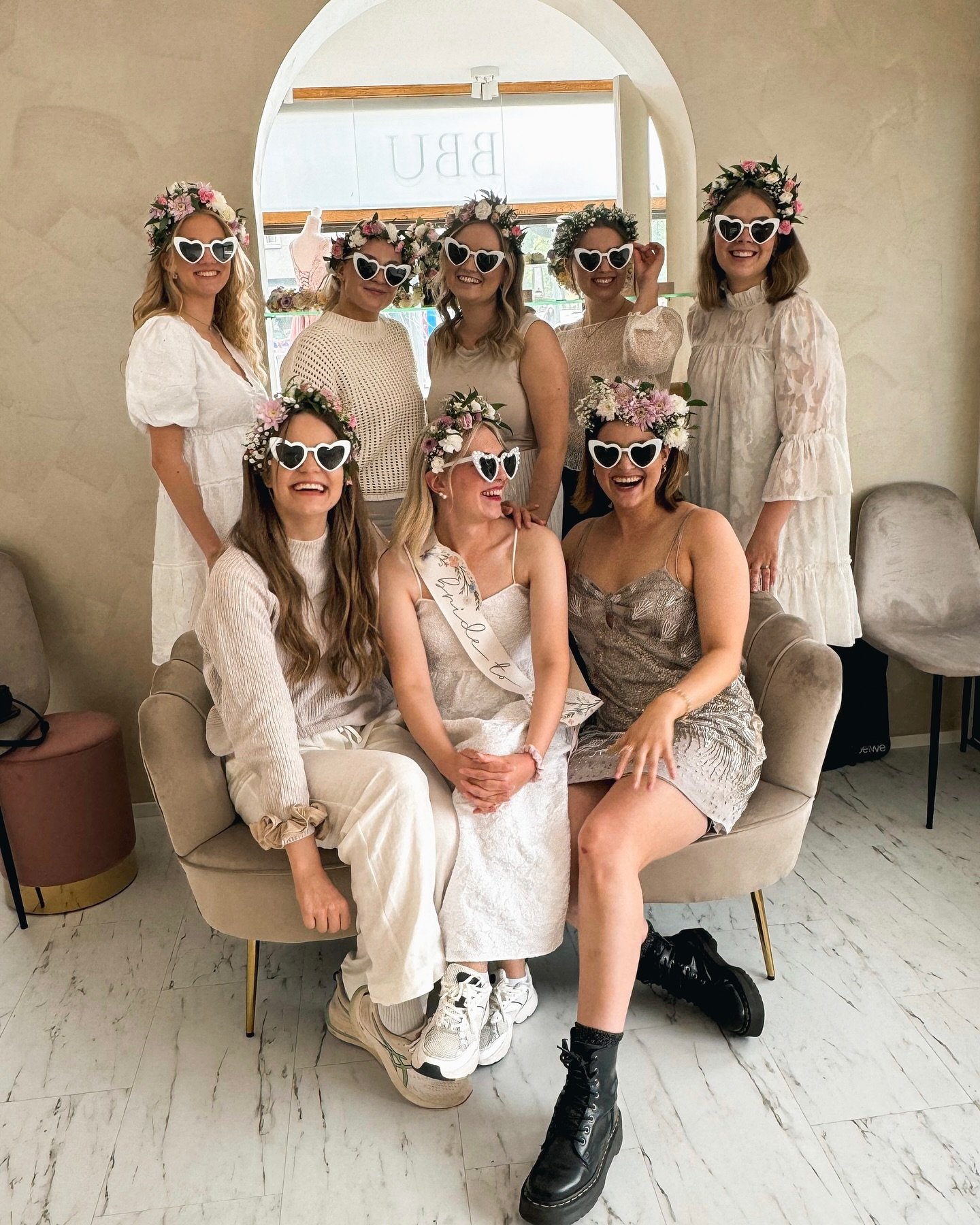 POLTTARIPAKETIT 👰🏼&zwj;♀️🌸🤍🎀

Oletko j&auml;rjest&auml;m&auml;ss&auml; polttareita? Nyt voit varata ihanan polttaripaketin kauniiseen liikkeeseemme Oulun keskustaan, tai tilata sen luoksesi. Liikkeess&auml;mme saat kauniita kuvia polttariporukas