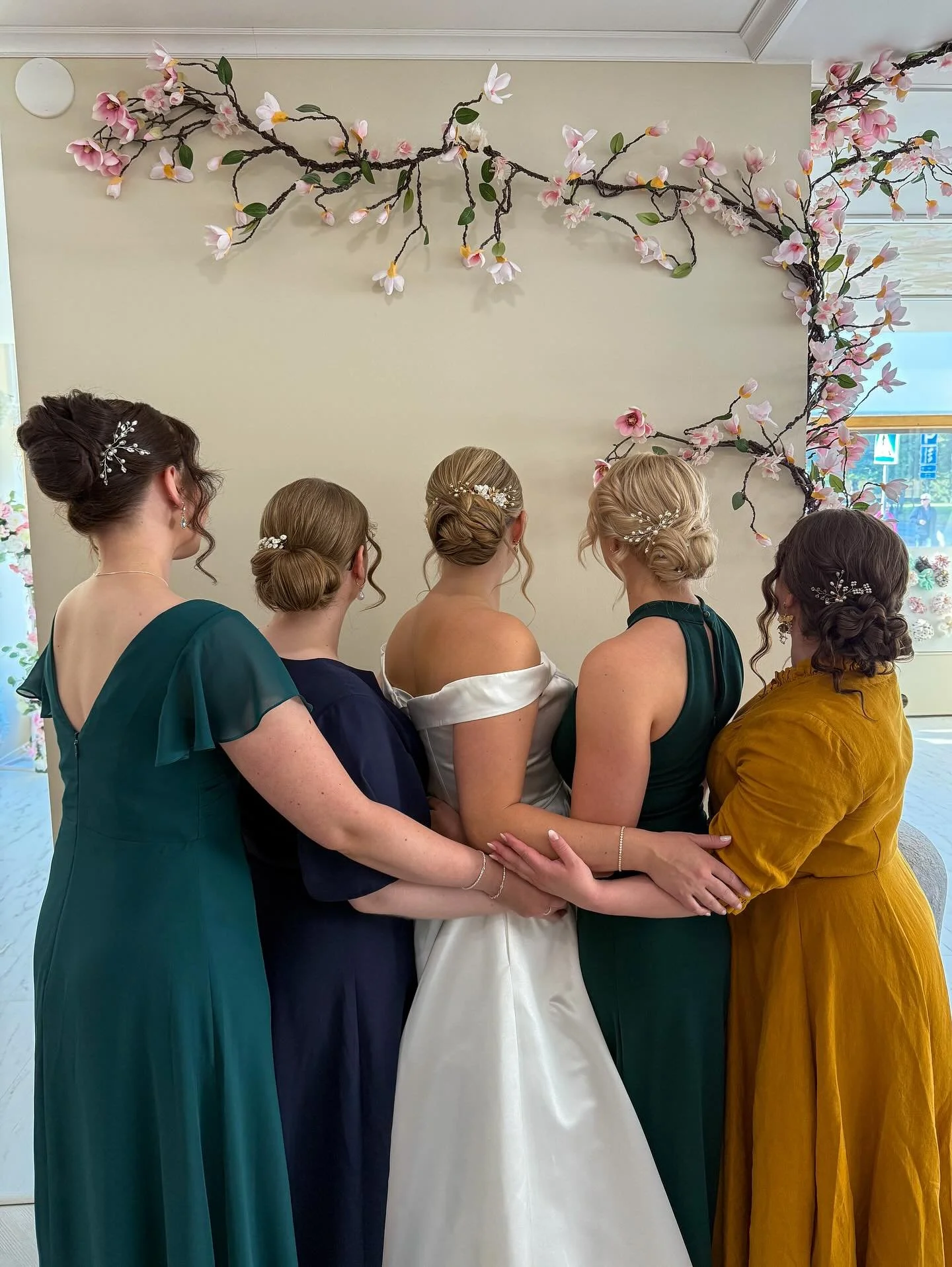 Kampasimme ja meikkasimme t&auml;n&auml;&auml;n viisi h&auml;&auml;seuruetta 🌻✨

Kiitos luottamuksesta! Sesonki jatkuu 🧡

Kuvan kampaukset @hairdobynette @hansuuniq &amp; @beautybyenna 

#h&auml;&auml;kampaus #h&auml;&auml;t #h&auml;&auml;kampausou