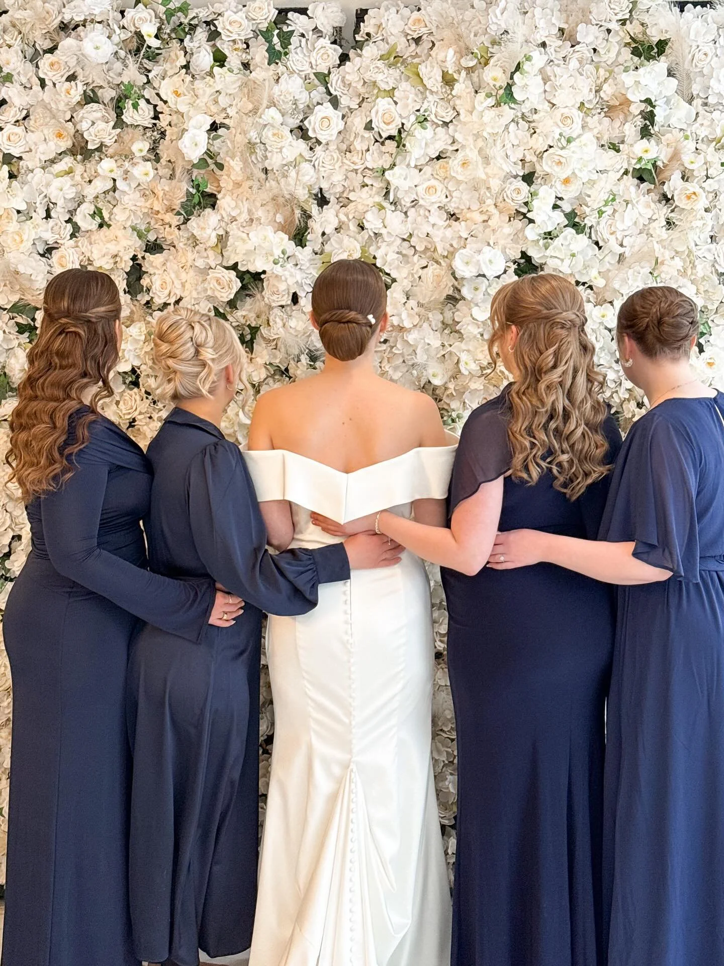 T&auml;n&auml; marraskuisena lauantaina kammattiin kaksi ihanaa morsiusseuruetta ✨

Kampaukset @beautybyenna &amp; @hairbyeevastiina 💕