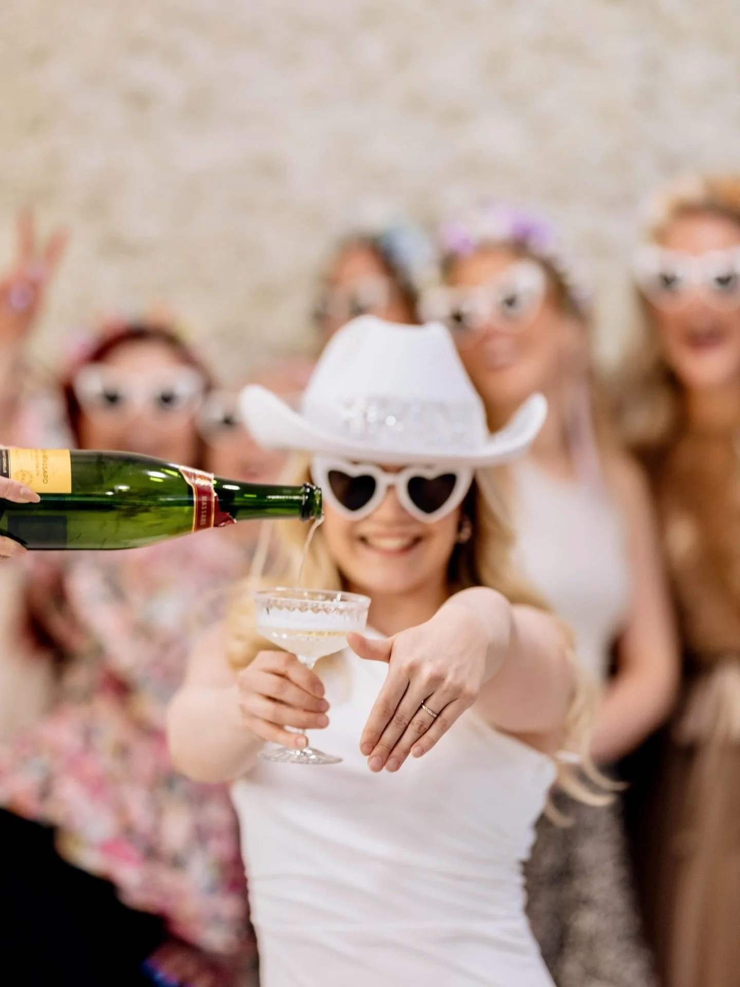 Oletko saanut kunnian toimia kaasona ja olet suunnittelemassa polttareita? 😍 Meilt&auml; voit varata ihanan polttaripaketin kauniiseen liikkeeseemme Oulun keskustaan, tai tilata sen luoksesi. ✨

Polttaripakettejamme ovat: 

SEPPELEWORKSHOP 🌷
Kukkap