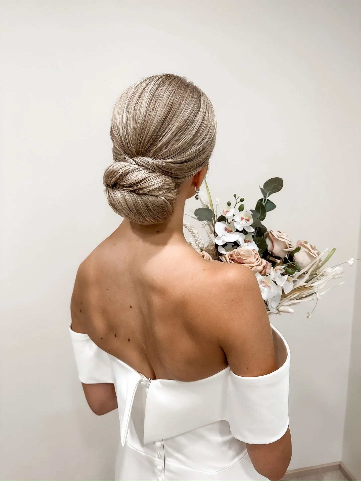 Kolme upeaa morsianta, ja kolme heid&auml;n n&auml;k&ouml;ist&auml; kampausta✨ Mik&auml; on sun suosikki?

#wedding #weddinghairdo #weddinghairinspo #h&auml;&auml;t2026 #h&auml;&auml;t2027