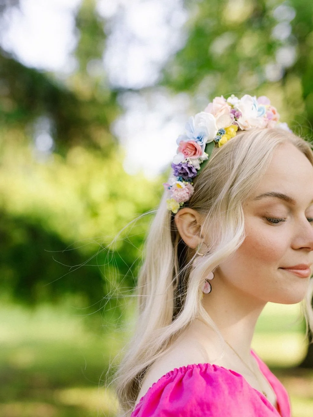 Silkkikukkapanta on kaunis ja kest&auml;v&auml; yksityiskohta niin valmistujaisiin, h&auml;ihin, syntt&auml;reille, festareille - you name it😍🌸 Me @florennaoulu valmistamme silkkikukkatuotteet k&auml;sin, joten jokainen tuote on uniikki, just sulle