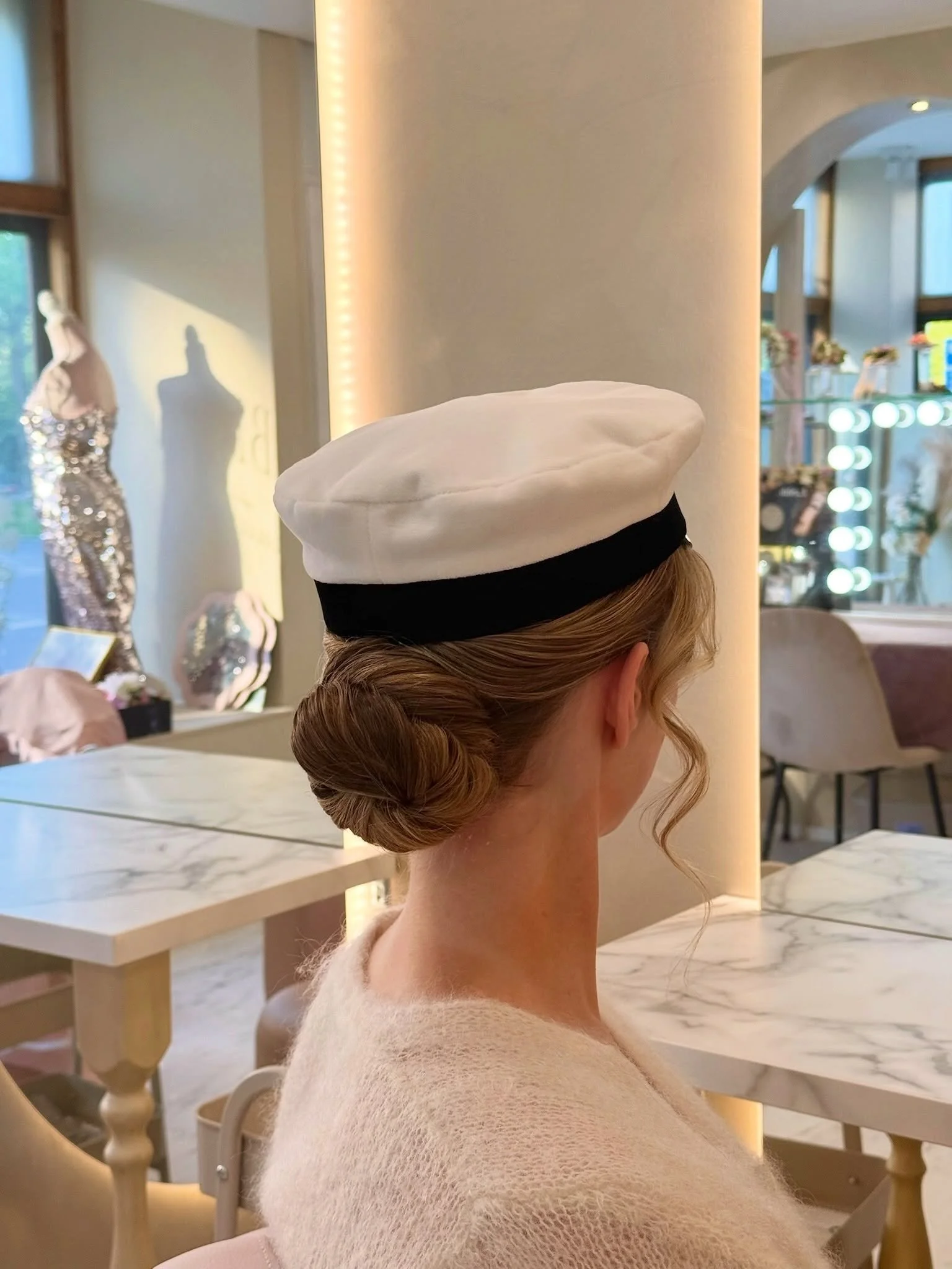 Onnea kaikille valmistuneille! 🥂 
Kampasimme ja meikkasimme t&auml;n&auml;&auml;n tiimimme kanssa upeita nuoria valmistujaisjuhliinsa.🌸 Kiitos luottamuksestanne ja toivottavasti p&auml;iv&auml;nne on ollut ihana ja ikimuistoinen 🎓✨

#graduation #g