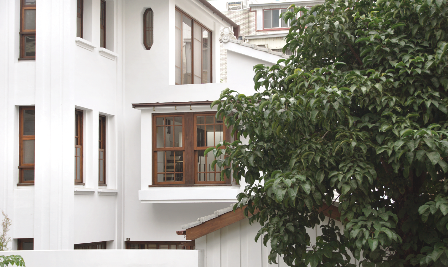 SongChuanJu Tainan housing, new build house with vintage wooden window, door  reuse