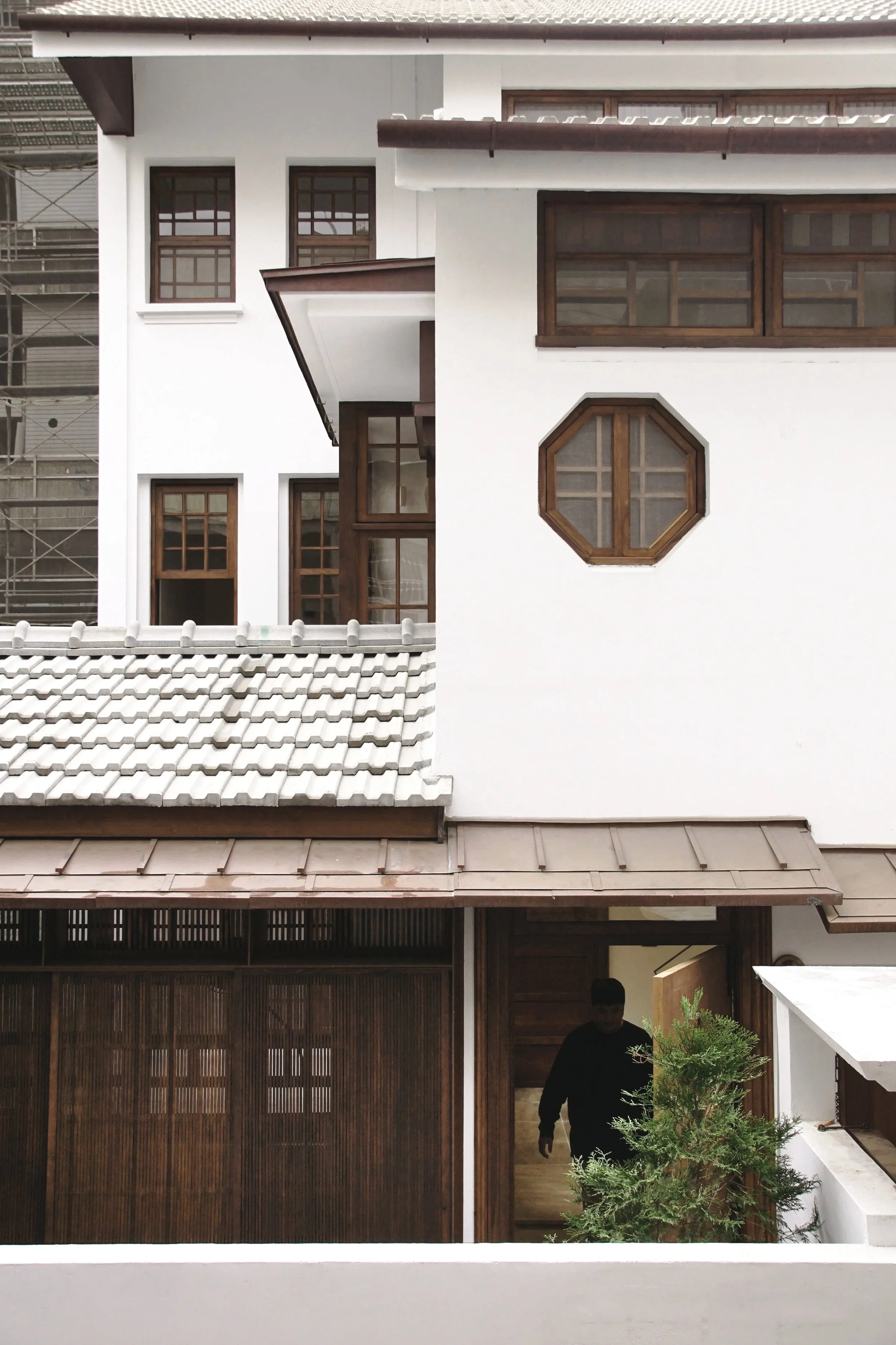 老檜木、門窗、五金與磚材，是城市巷弄居住風景代謝後留下的材料。當這些素材被放入新建住宅之中，延續真實的使用情境，使空間少了嶄新的距離感，多了時間磨合後的生活感。來自不同年代的木構件，隨著日常生活繼續變化，慢慢累積新的記憶。