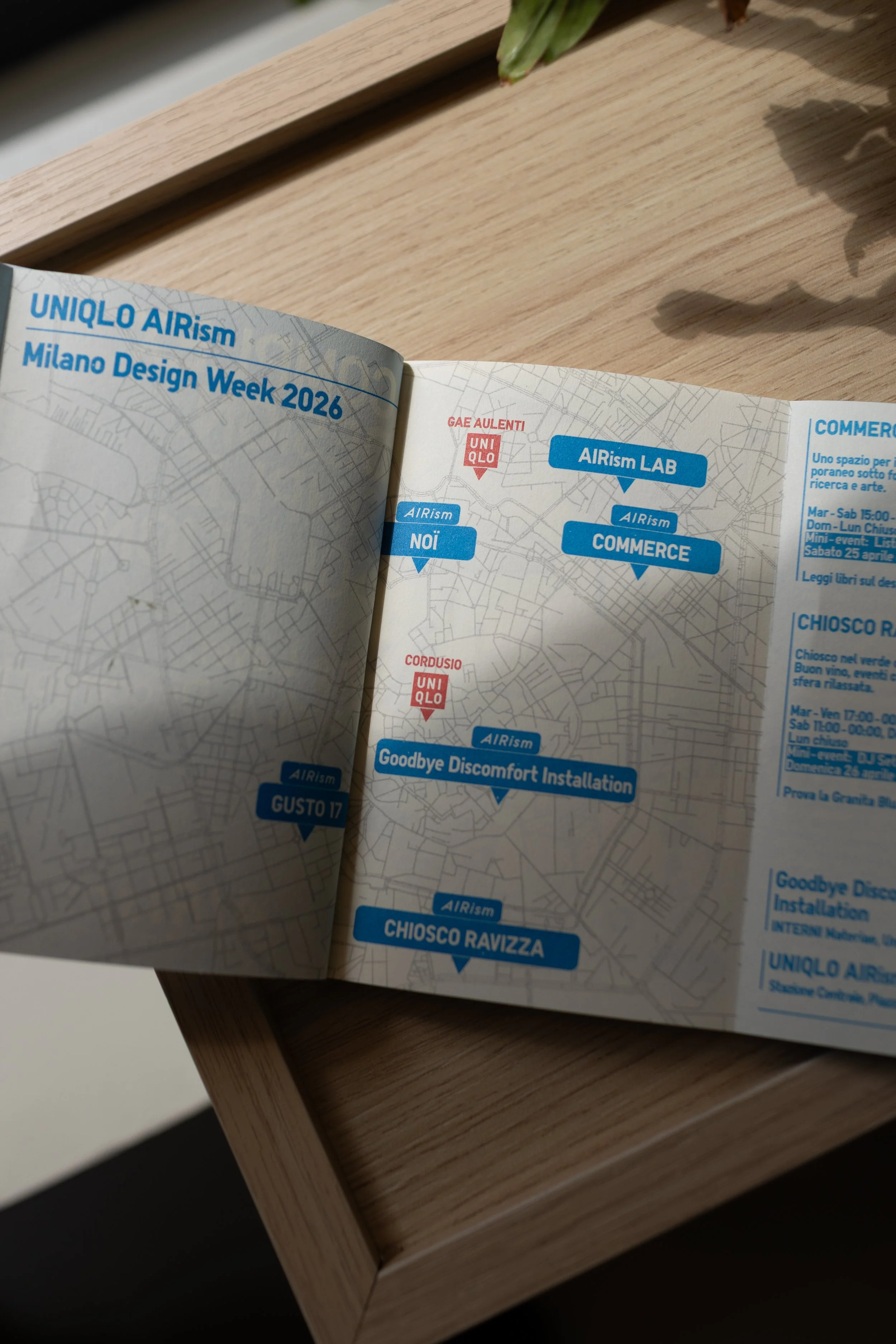 Pagina di un opuscolo o guida con dettagli sul evento Milano Design Week 2026 e alcune note e luoghi, inclusi UNIQLO AIRism e un lab di design.