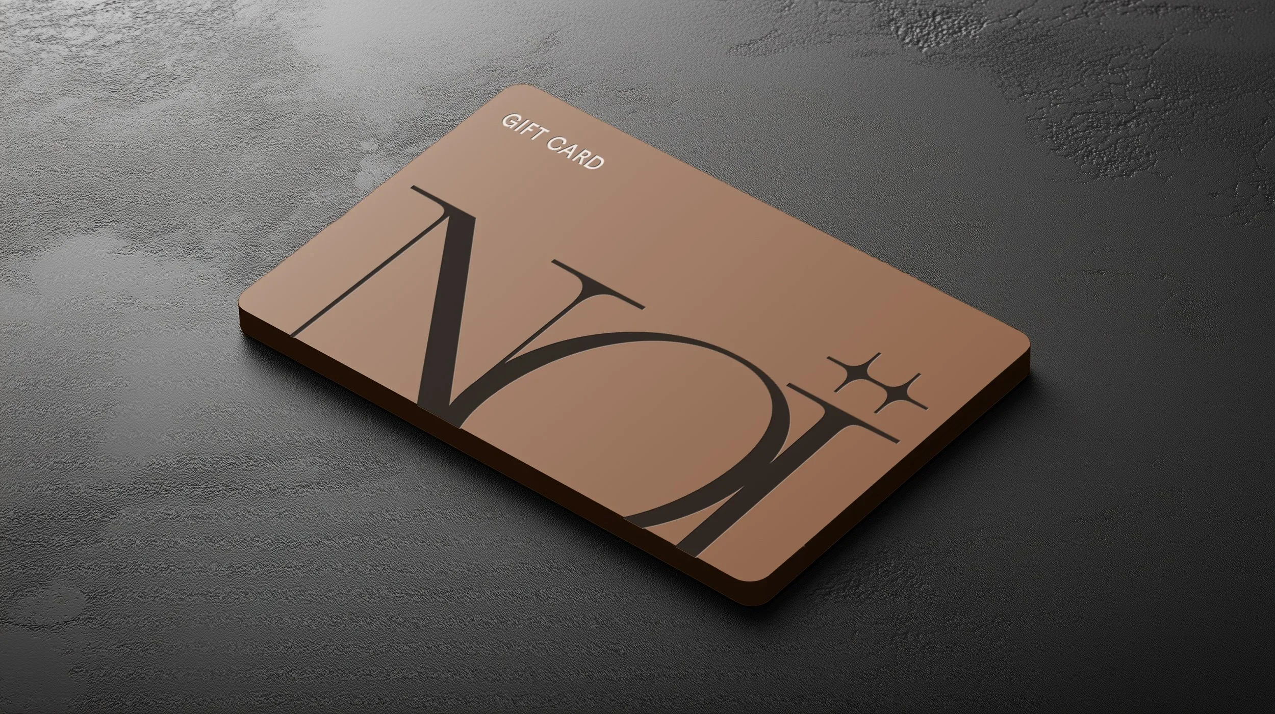 Una carta regalo di colore beige con grandi lettere nere e la scritta 'GIFT CARD' in alto.