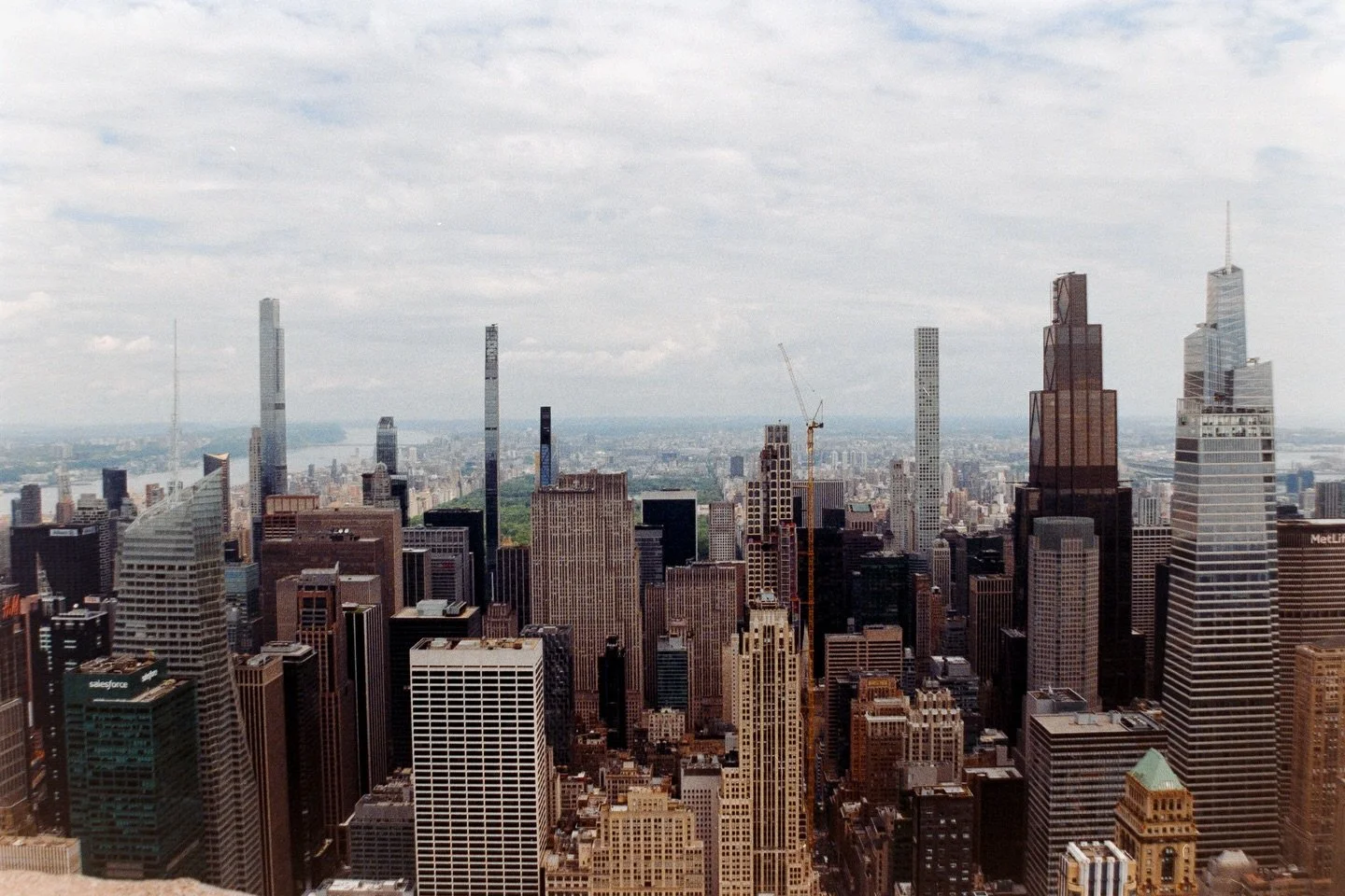 Analogowy New York : Fuji vs Lomo cz.1.

Na nasz 10 dniowy trip do Nowego Jorku zabrałem ze sobą swojego analoga i dwa filmy. Na pierwszy ogień poszedł Fujifilm 400, drugi w kolejności Lomography Metropolis. 

Poprzeplatałem Wam zdjęcia z obu, ale my