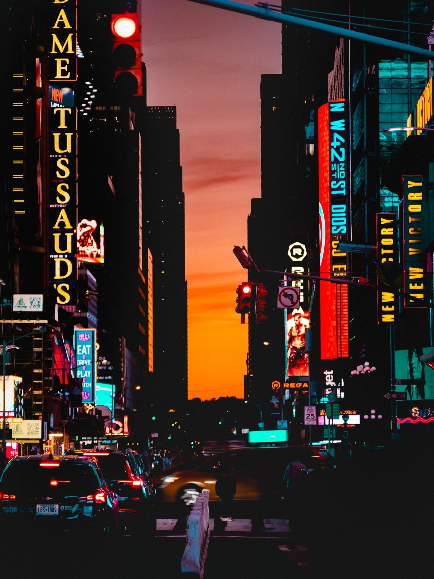 New York Mood.

Wierzyć mi się nie chce, że to już ponad 2 miesiące od wypadu do NY. Lubię tam wracać wspomnieniami. Lubię sobie przypominać ten ogrom, ale i tych pojedynczych ludzi. Te świecące neony czy dymiące ulice. Te proste wieżowce i te wymyśl