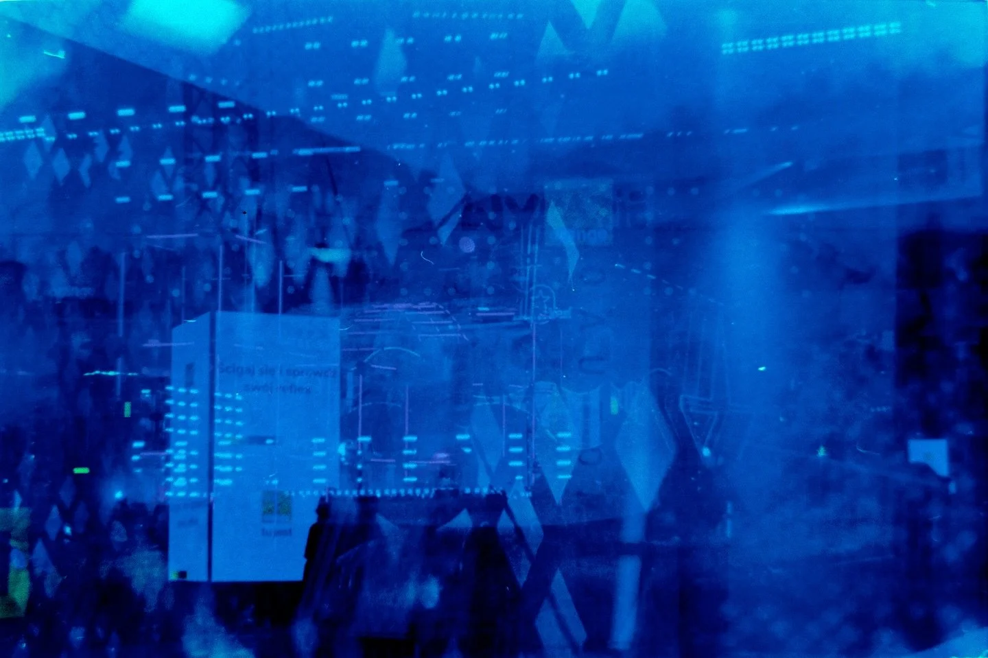 40 zdjęć. Naraz.

Przed wyjazdem na Open&rsquo;era szykowałem swojego Zenita. Założyłem nowy film, lekko nawinąłem, zamknąłem tylną klapkę aparatu. Przewinąłem - klik. Drugi raz - klik. Okej, jestem gotowy do robienia zdjęć.

Na samym festiwalu zrobi