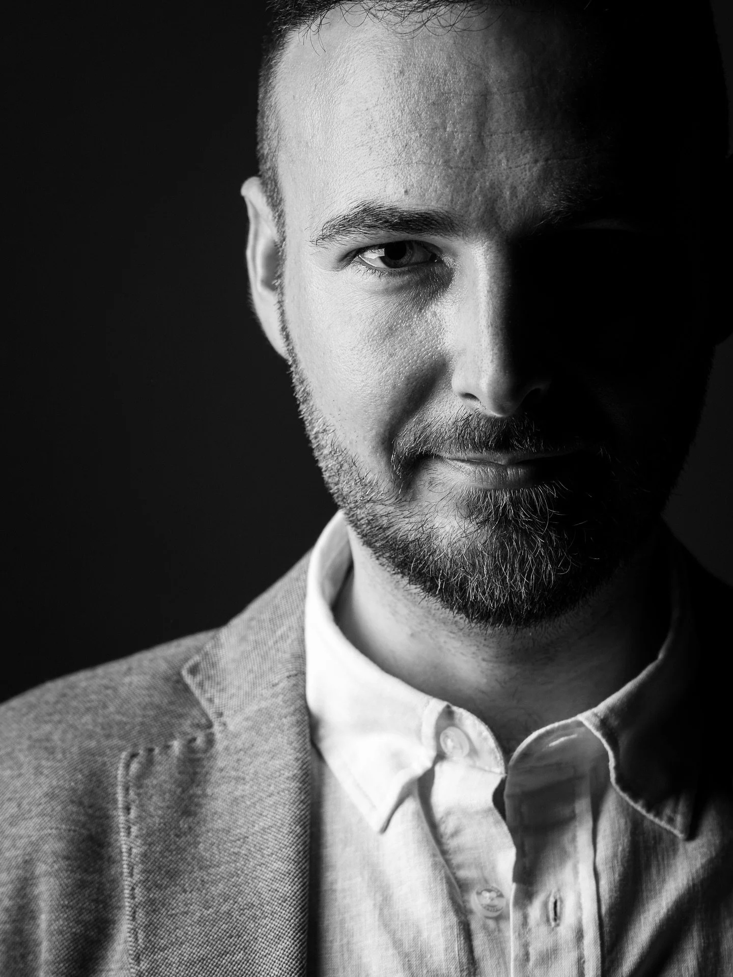 Poznaj Daniela.

Z Danielem pracowaliśmy wsp&oacute;lnie w Operze. Ja programowałem, on testował. Ale kto by tam czytał o pracy? Jednak to bardzo przyjemny moment, kiedy Tw&oacute;j kolega przychodzi i m&oacute;wi, że chciałby się um&oacute;wić do Ci