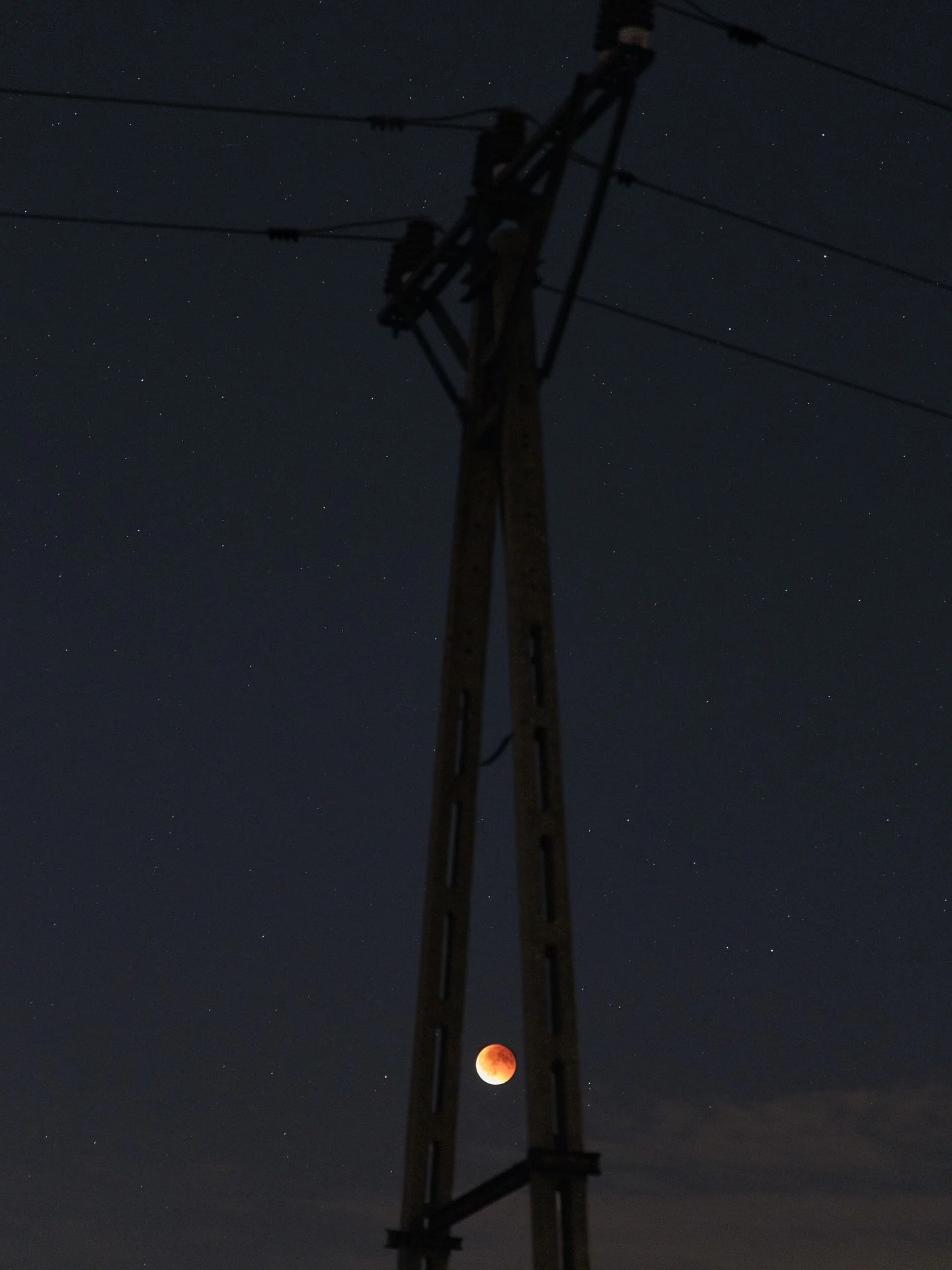 Zaćmienie Księżyca jest dziwne.

Zacznijmy od tego, że już myślałem, że nic z tego nie będzie, bo z pola za moim osiedlem nic nie można było dostrzec. Księżyc był zbyt nisko, przeszkadzały budynki, no dramat. Wsiedliśmy więc z @nothing.original i rus