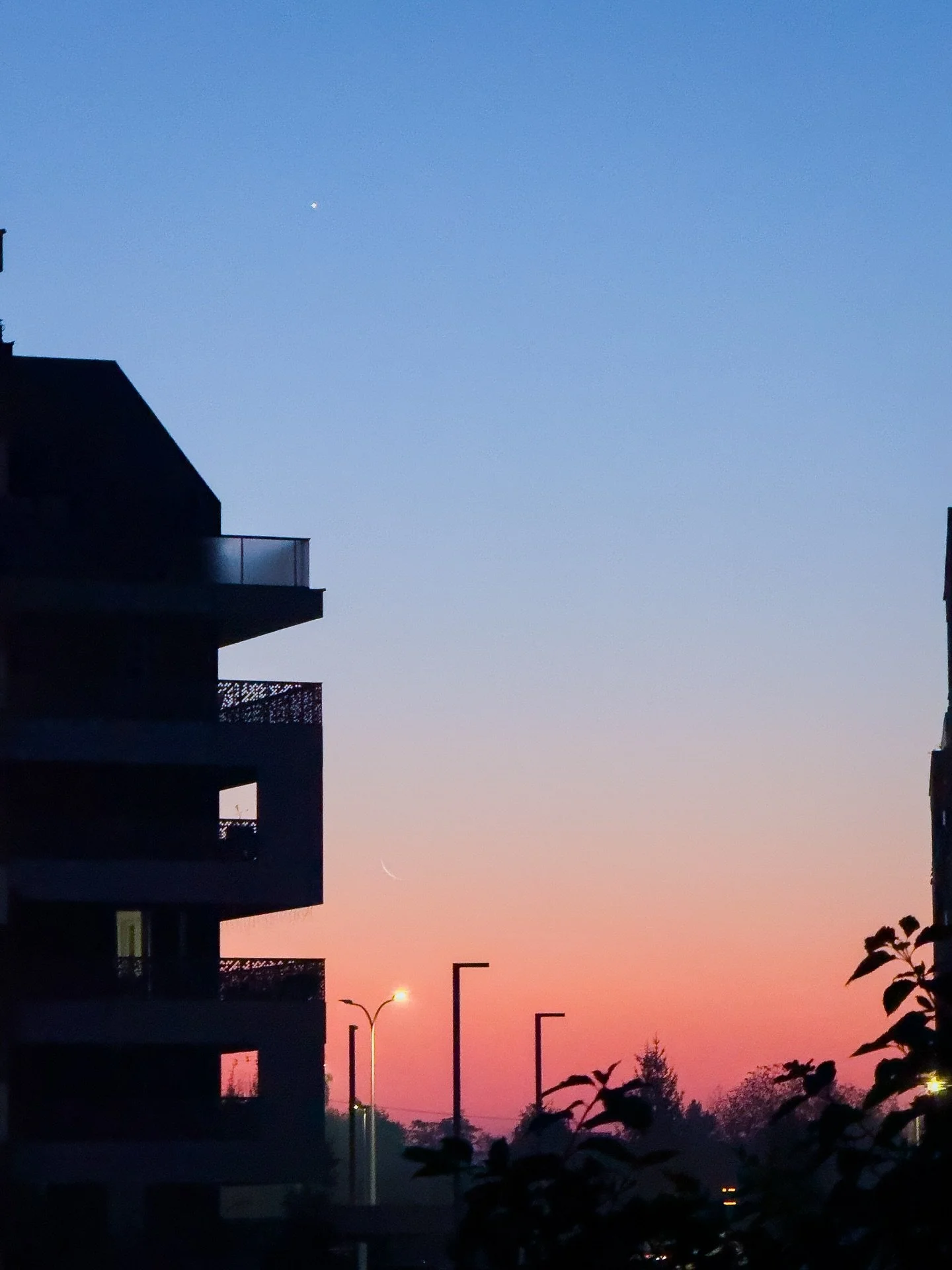 Niebo jest piękne, szczeg&oacute;lnie o poranku.

Może nie każdego dnia, może nie zawsze mamy na nie dobry widok, ale zawsze ma w sobie to coś, co sprawia, że przez chwilę jeszcze nie zastanawiam się, co będzie się dzisiaj działo. To jest ten moment,