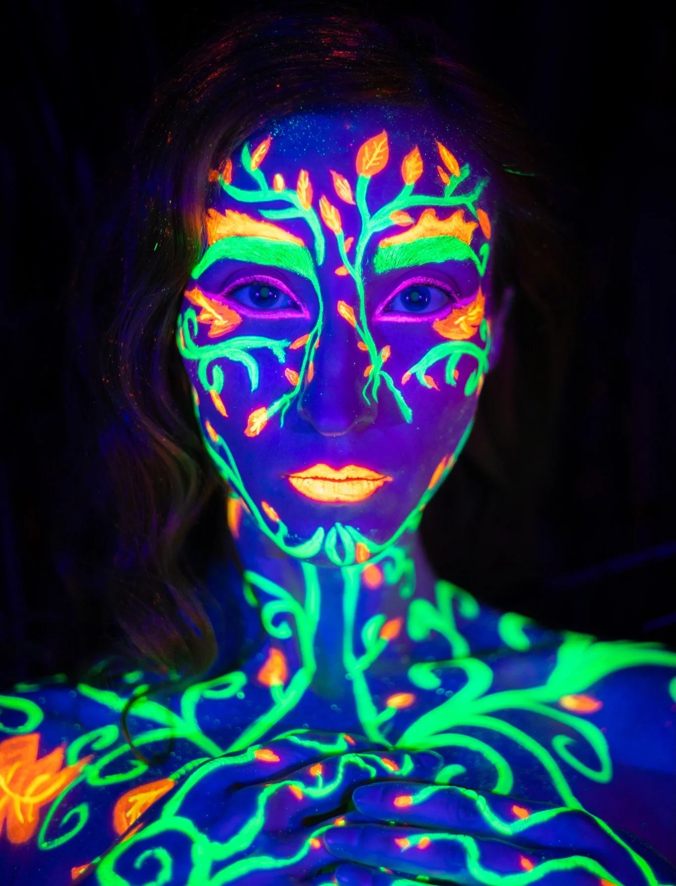 Ania (@lisia.dama) jako &bdquo;Trujący Bluszcz&rdquo; wkradła mi się przed obiektyw 🌿
A wszystko zaczęło się od zaproszenia od @uvduet do wsp&oacute;lnej sesji w świetle UV, z roślinnymi motywami i fluorescencyjnymi farbami. Gdy zobaczyłem projekt, 