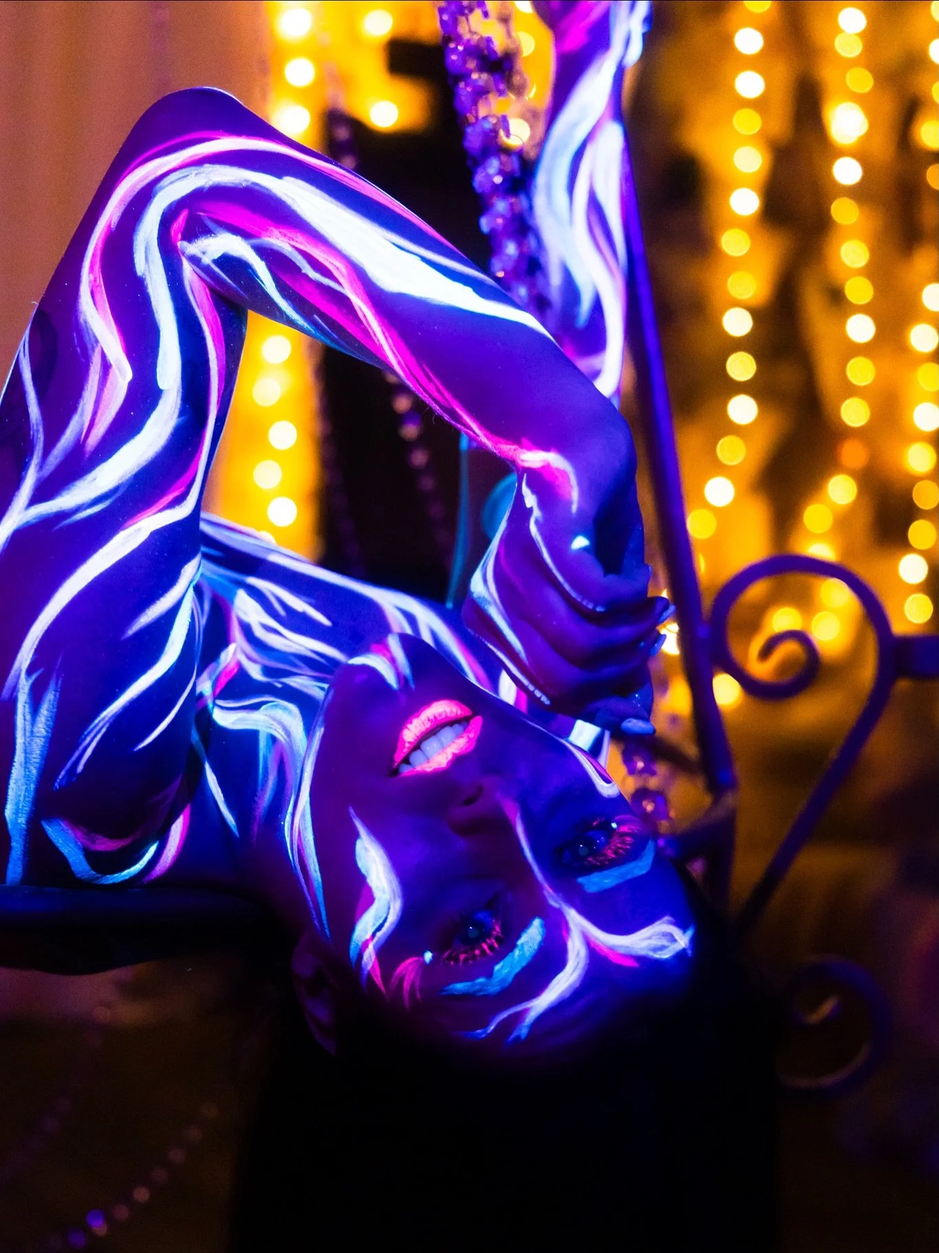 Farby UV chyba staną się moją nową obsesją!

Czasem tak mam, że coś zobaczę w internecie i nie mogę się powstrzymać - muszę coś takiego zrobić. Tak też było tutaj. Zobaczyłem sesję w świetle UV, zobaczyłem kto to robi i 3 tygodnie p&oacute;źniej byli