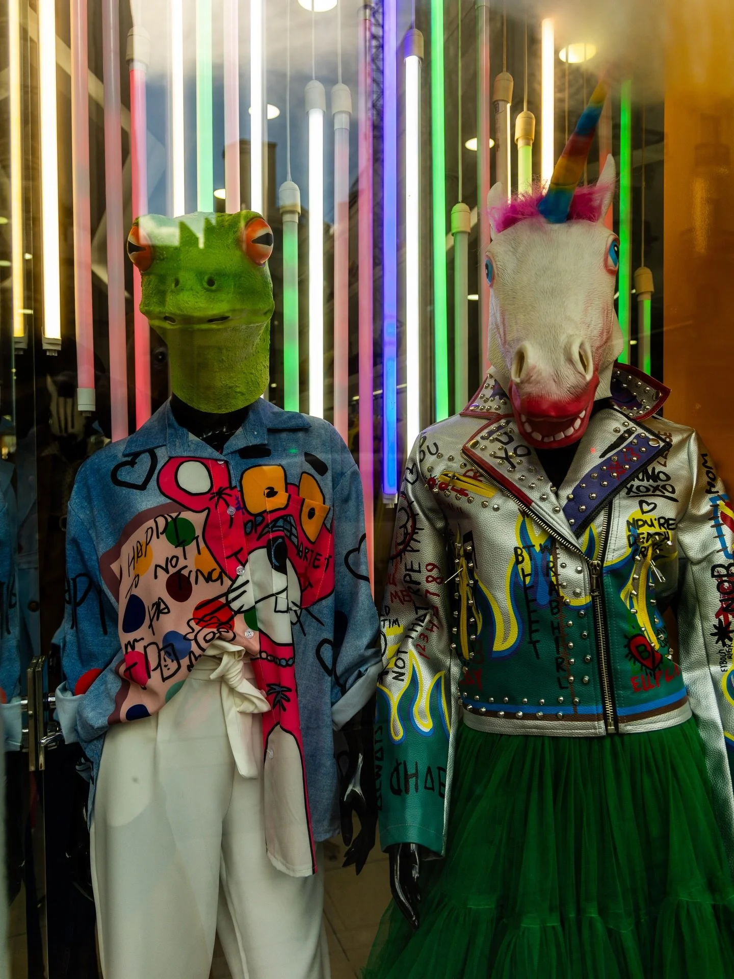 Madryt jest też dziwny i brzydki.

No bo jak inaczej podejść do miasta, w kt&oacute;rym na wystawie sklepowej znajdziemy punkowego jednorożca, a na coniedzielnym pchlim targu można kupić ewidentnie używaną trumnę?

Madryt to takie miasto, kt&oacute;r