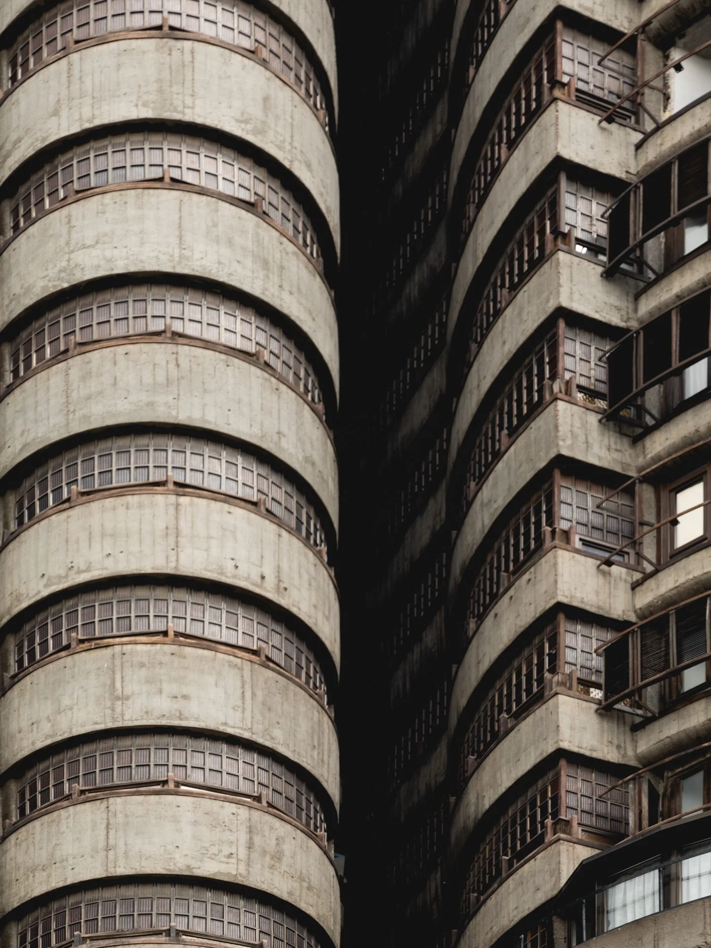 Najpiękniejszy budynek w Madrycie.
I zarazem najbrzydszy. 
Chociaż ja jestem w nim zakochany.

Torres Blancas to 71 metr&oacute;w brutalistycznego piękna. Od jakiegoś czasu gdy gdzieś się wybieramy z @nothing.original, szukamy &ldquo;najbrzydszych&rd