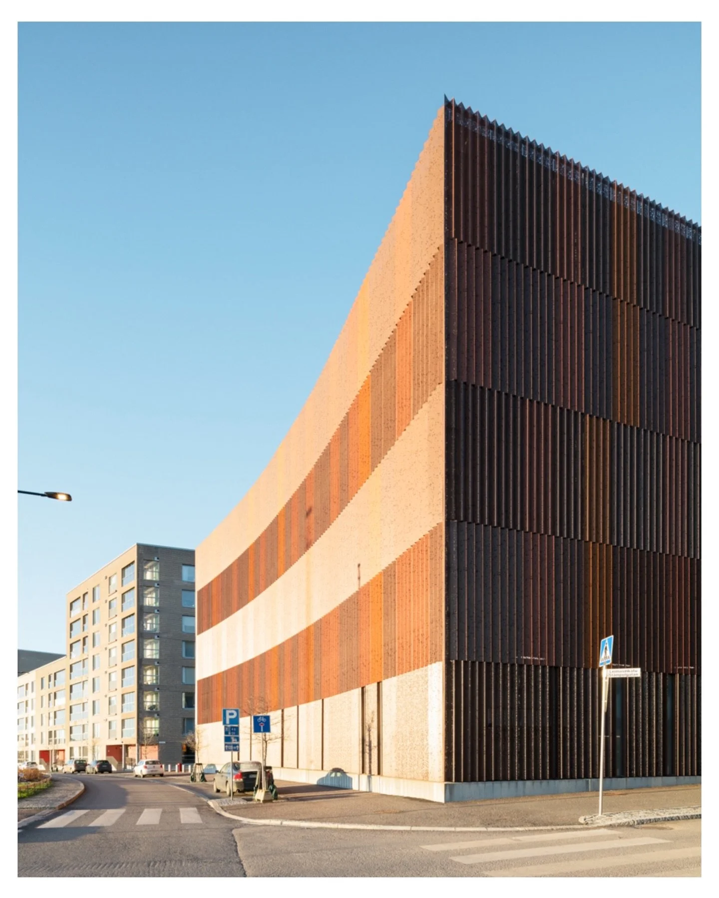 Postiparkki in Pasila.

Architect: @jkmmarchitects
Main Contractor: @wearefira 

#architecture #finnisharchitecture #architecturalphotography