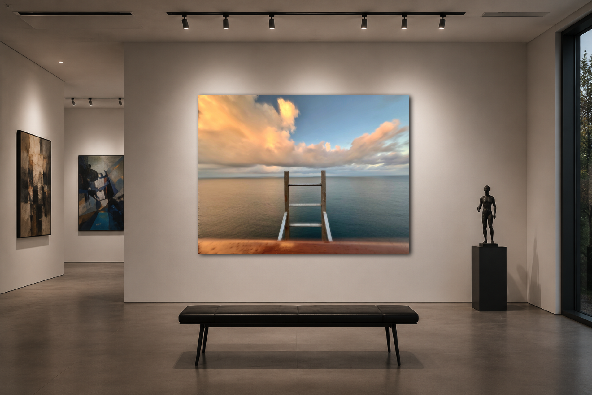 Gemälde in einem Kunstmuseum mit einer Szene eines Stegs am Meer bei Sonnenaufgang oder Sonnenuntergang, flankiert von zwei Wolken am Himmel. Neben dem Bild steht eine kleine Statue einer nackten menschlichen Figur auf einem schwarzen Sockel, rechts neben einem großen Fenster. An den Wänden hängen weitere Kunstwerke, und es gibt eine schwarze Bank im Vordergrund.