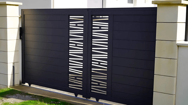 Cancello moderno in ferro battuto realizzato da BIM Cancelli e Ringhiere a Verona.