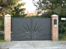 Cancello moderno in ferro battuto realizzato da BIM Cancelli e Ringhiere a Verona.