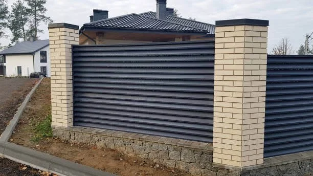 Recinzione moderna in ferro battuto realizzato da BIM Cancelli e Ringhiere a Verona