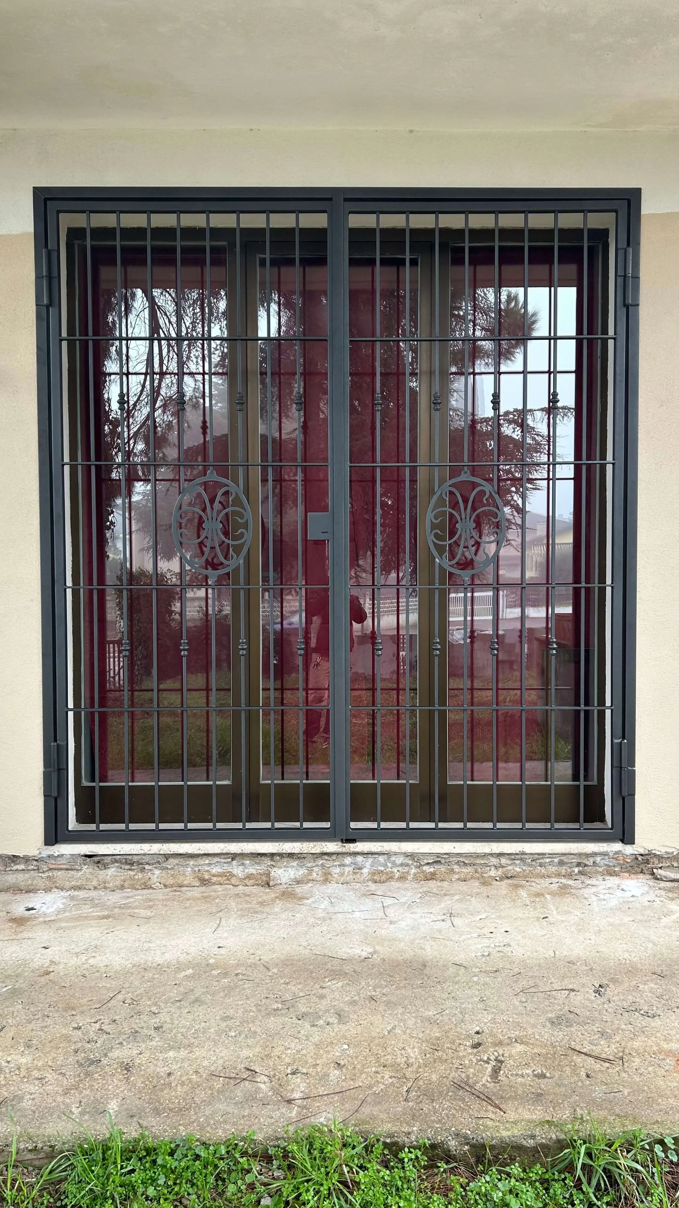 Inferiata moderna in ferro battuto realizzato da BIM Cancelli e Ringhiere a Verona