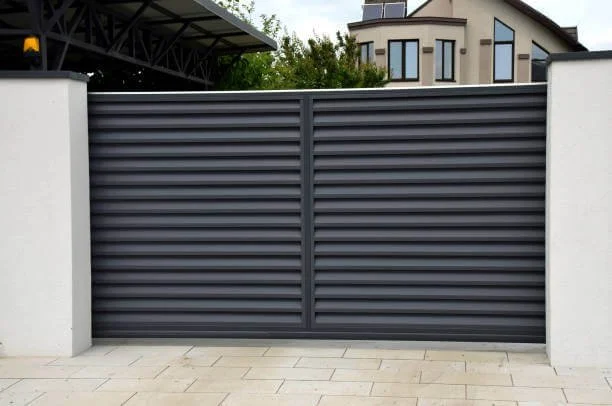 Cancello moderno in ferro battuto realizzato da BIM Cancelli e Ringhiere a Verona.