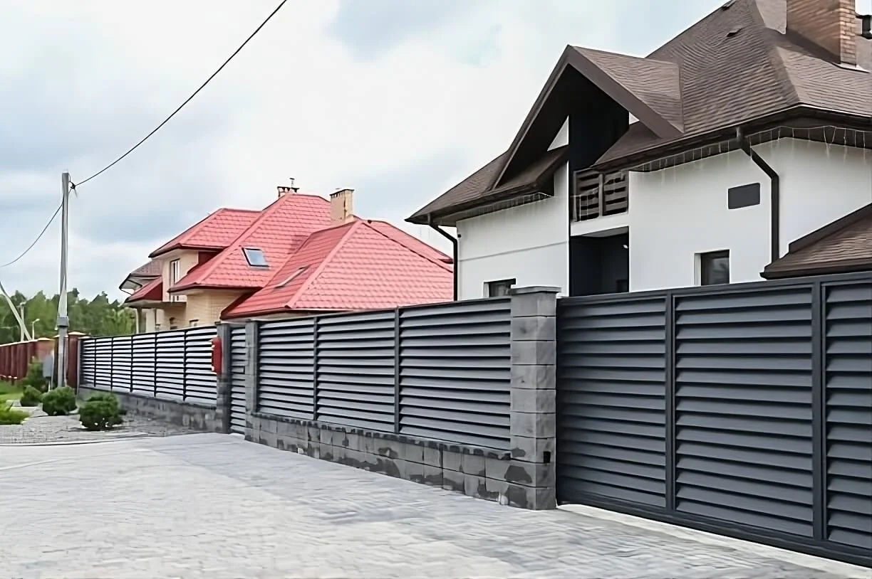 Recinzione moderna in ferro battuto realizzato da BIM Cancelli e Ringhiere a Verona