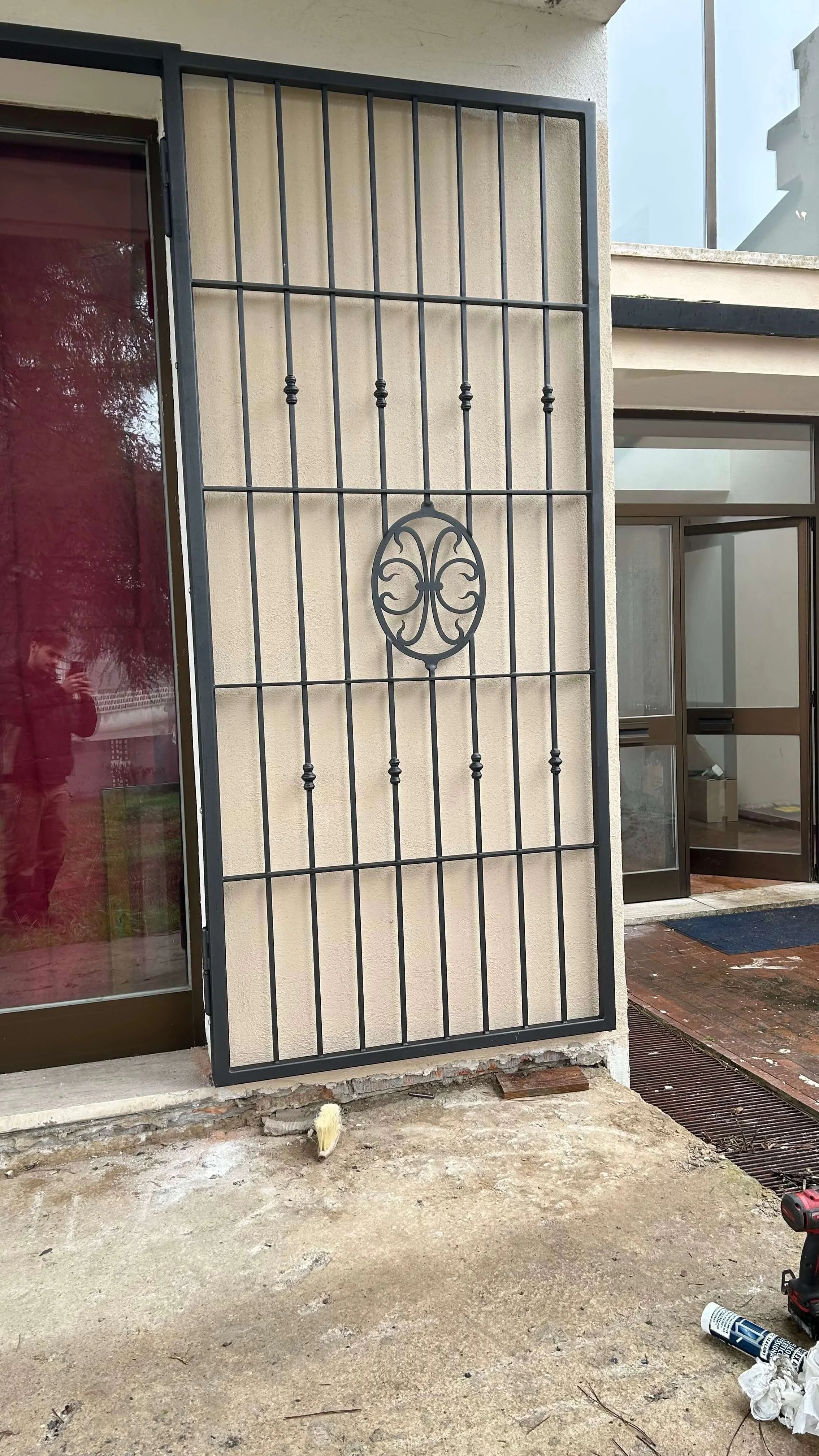 Inferiata moderna in ferro battuto realizzato da BIM Cancelli e Ringhiere a Verona