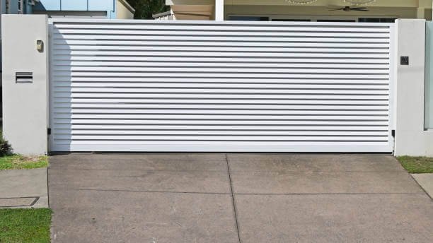 Cancello moderno in ferro battuto realizzato da BIM Cancelli e Ringhiere a Verona.