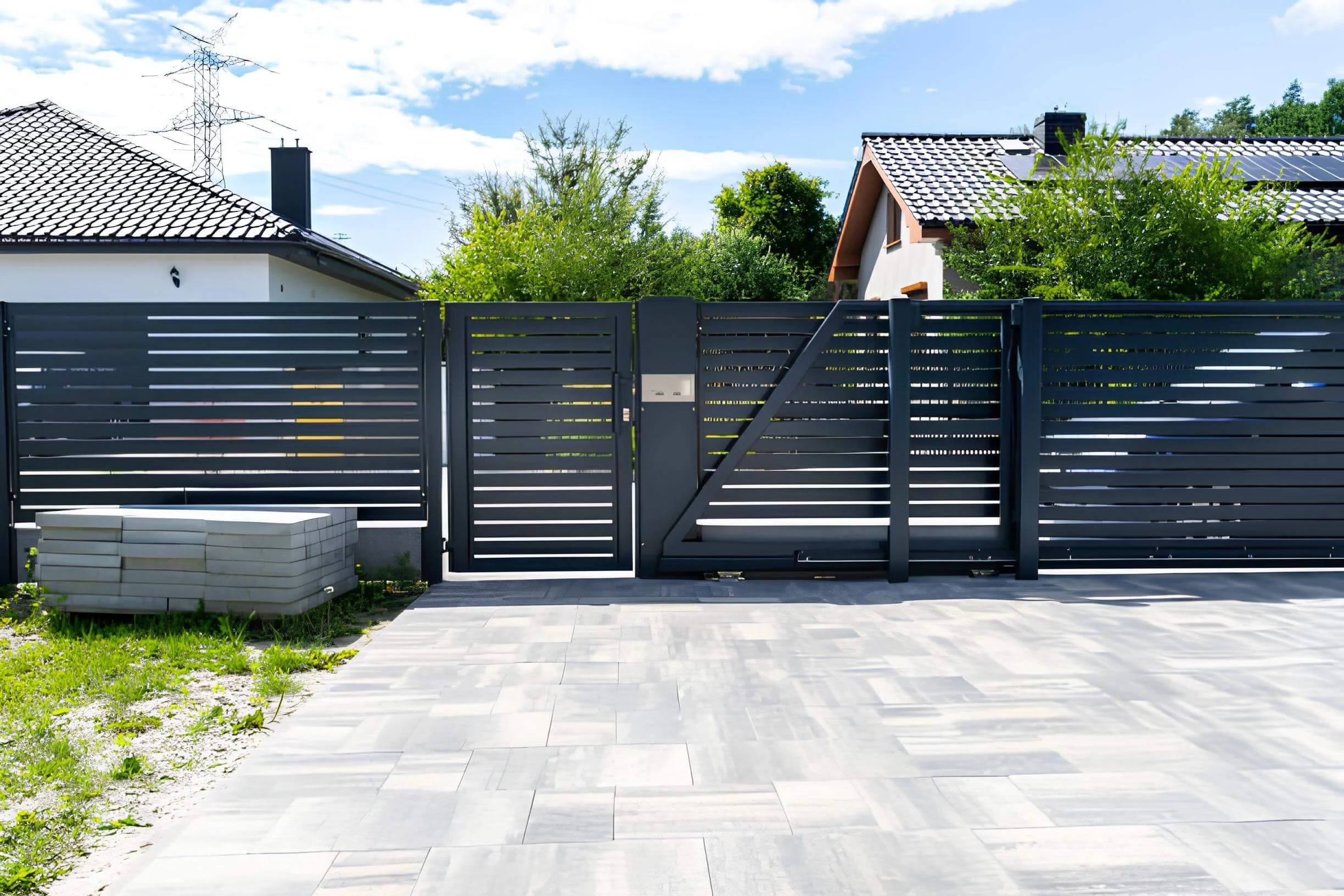 Recinzione moderna in ferro battuto realizzato da BIM Cancelli e Ringhiere a VeronaRecinzione moderna in ferro battuto realizzato da BIM Cancelli e Ringhiere a Verona