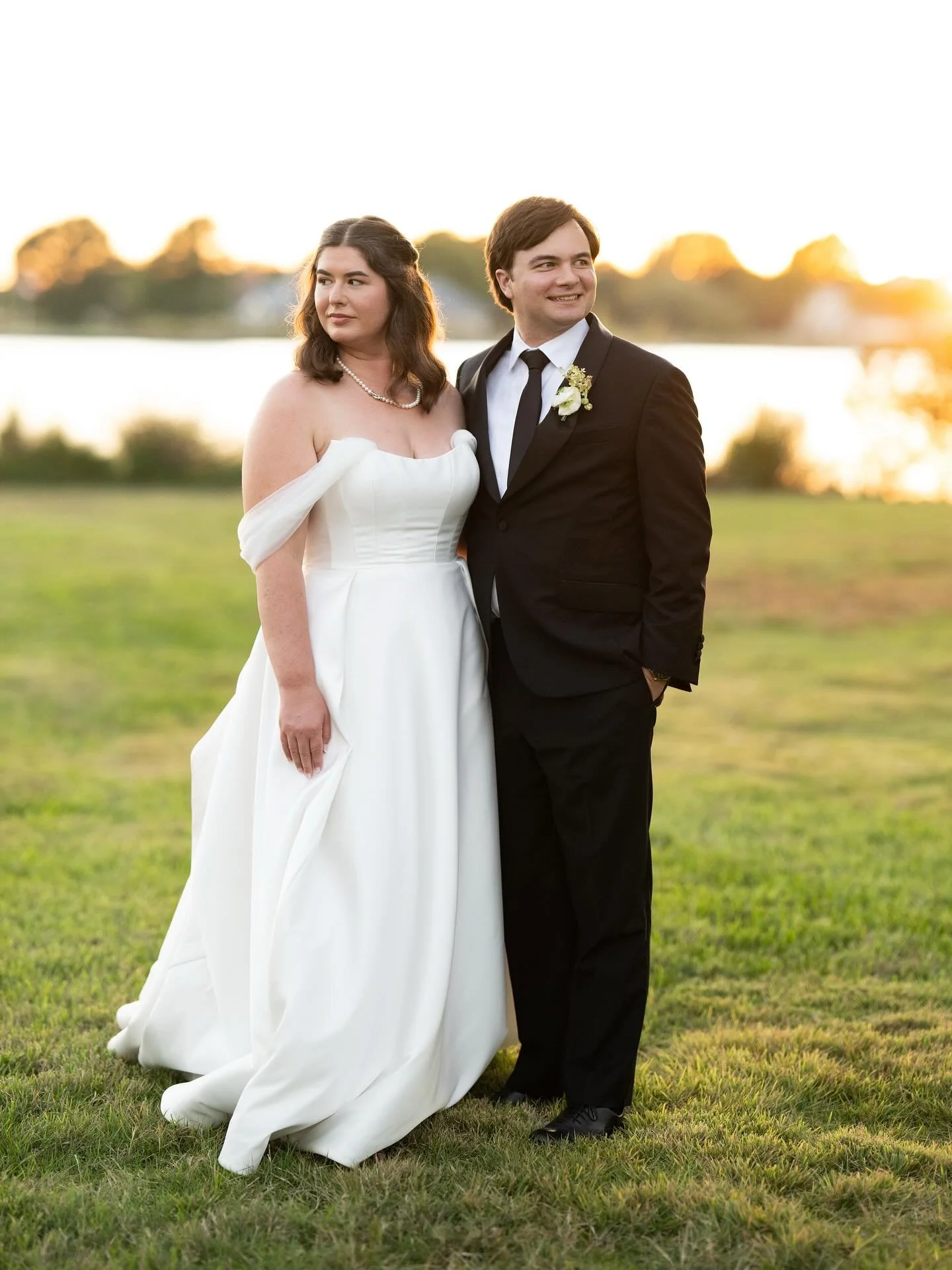 ANNA + JOEY are married! Yay! So many more photos to come from their amazing weekend on the NNK! Just had to share a few fav portraits ❤️ @forloveoflove @acwoodfin @monarchflower.farm @paisleyandjade