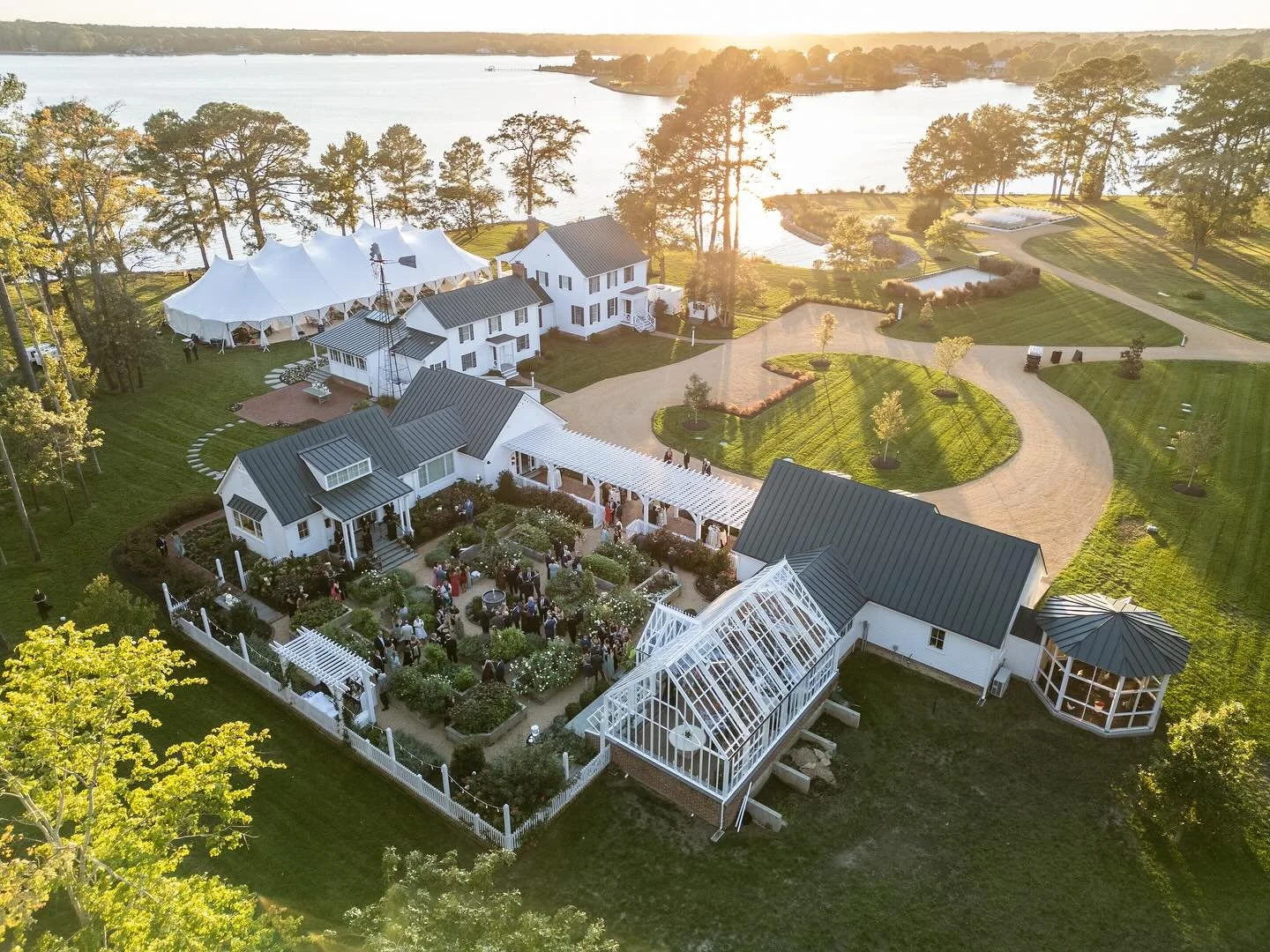 The most lovely setting for a wedding ❤️ @monarchflower.farm @jeffreycgleason @forloveoflove @awoodfintista