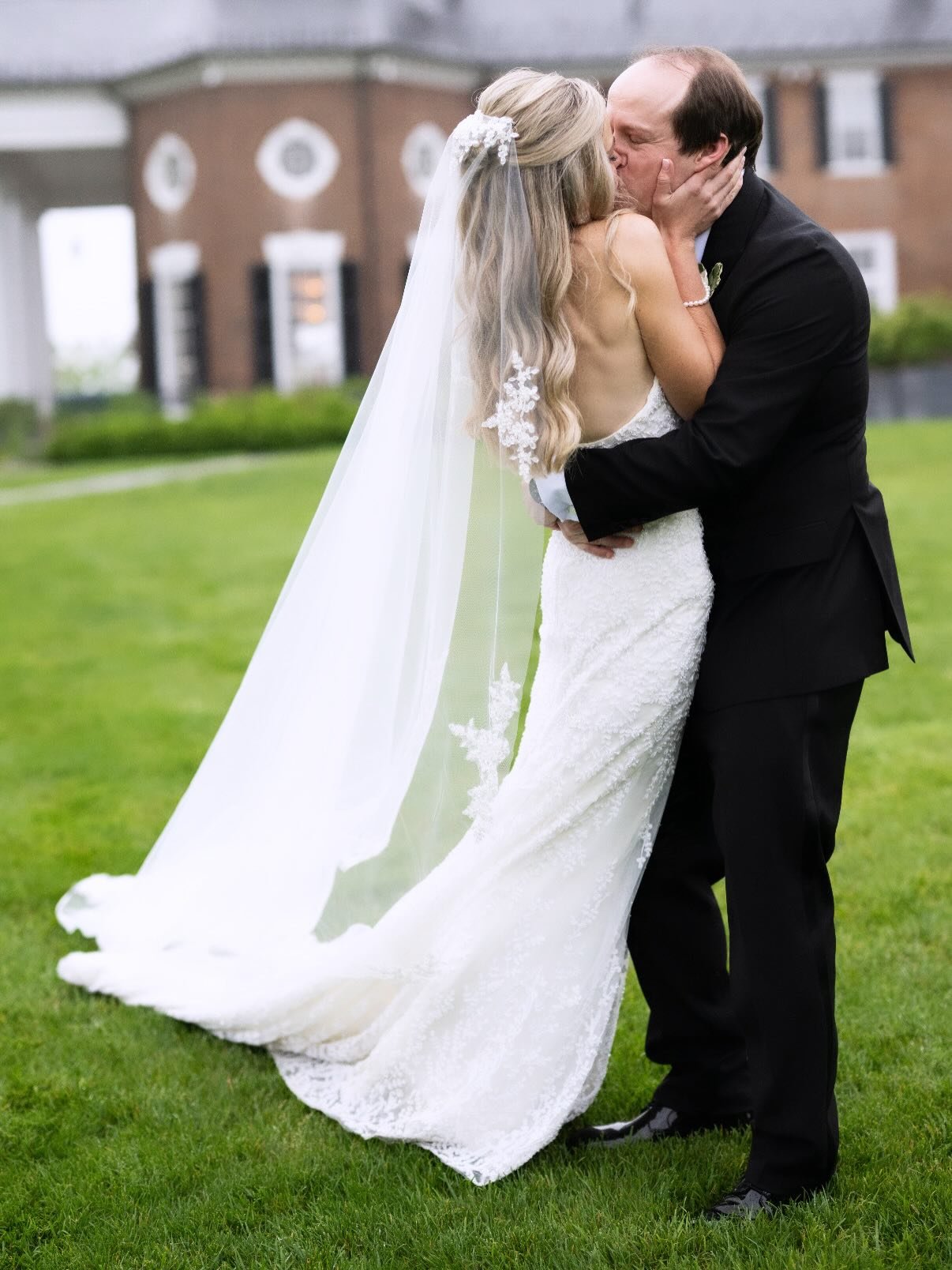 Lindsay + Michael! ✨❤️

@farmingtoncountryclub 
@donovangrovesevents 
@cakesbyrachelbakeshop 
@jeffreycgleason 
@southern_blooms 
@lindsayfoster20 
@mchilmaid 
@bigrayandthekoolkats