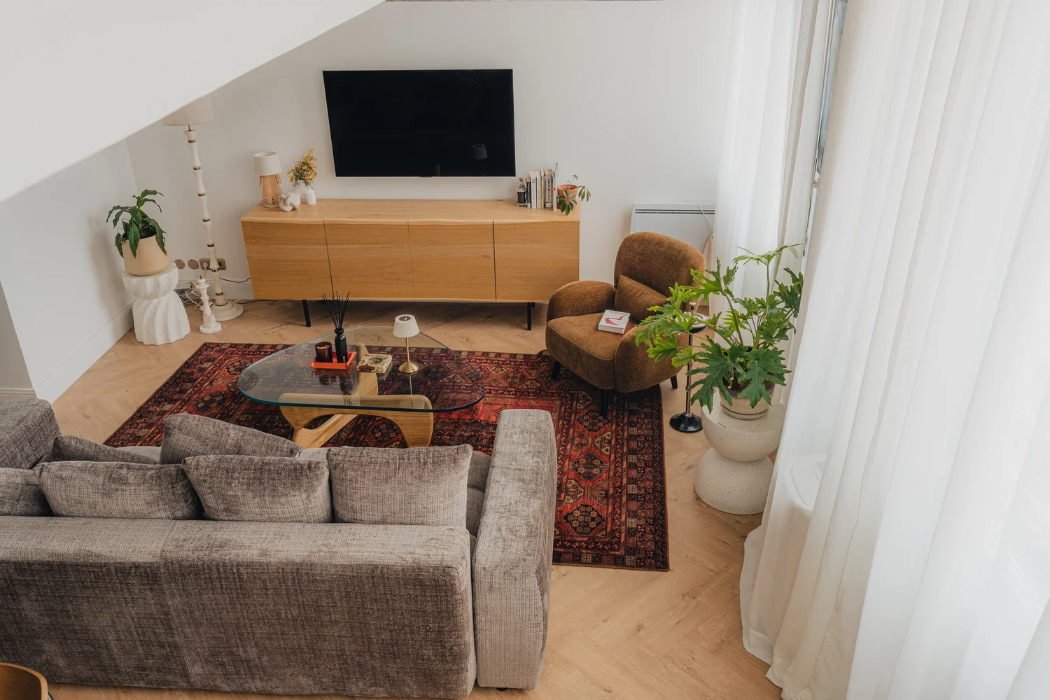 Vue du salon du duplex Bayard à Toulouse, mobilier en bois et tapis